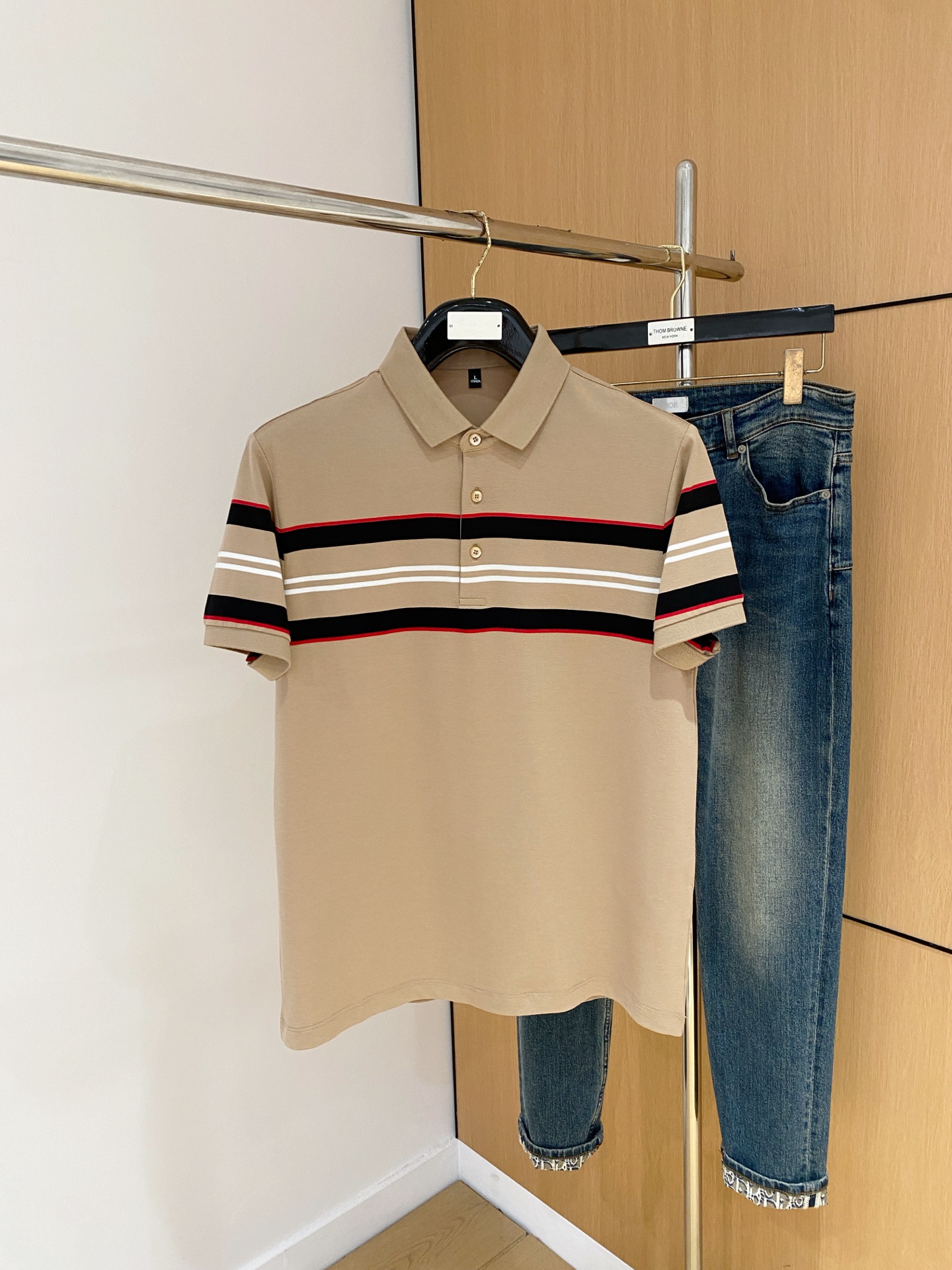 P巴宝莉25SS新款春夏短袖翻领T恤Polo，最高版本客供定制高端朱地面料简单时尚款，拼色螺纹超级好看！