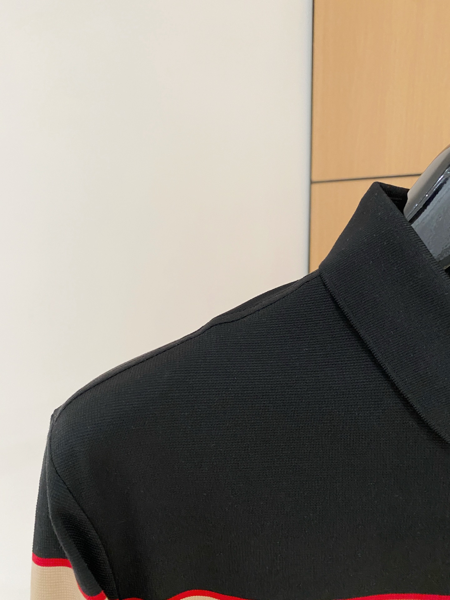 P巴宝莉25SS新款春夏短袖翻领T恤Polo，最高版本客供定制高端朱地面料简单时尚款，拼色螺纹超级好看！