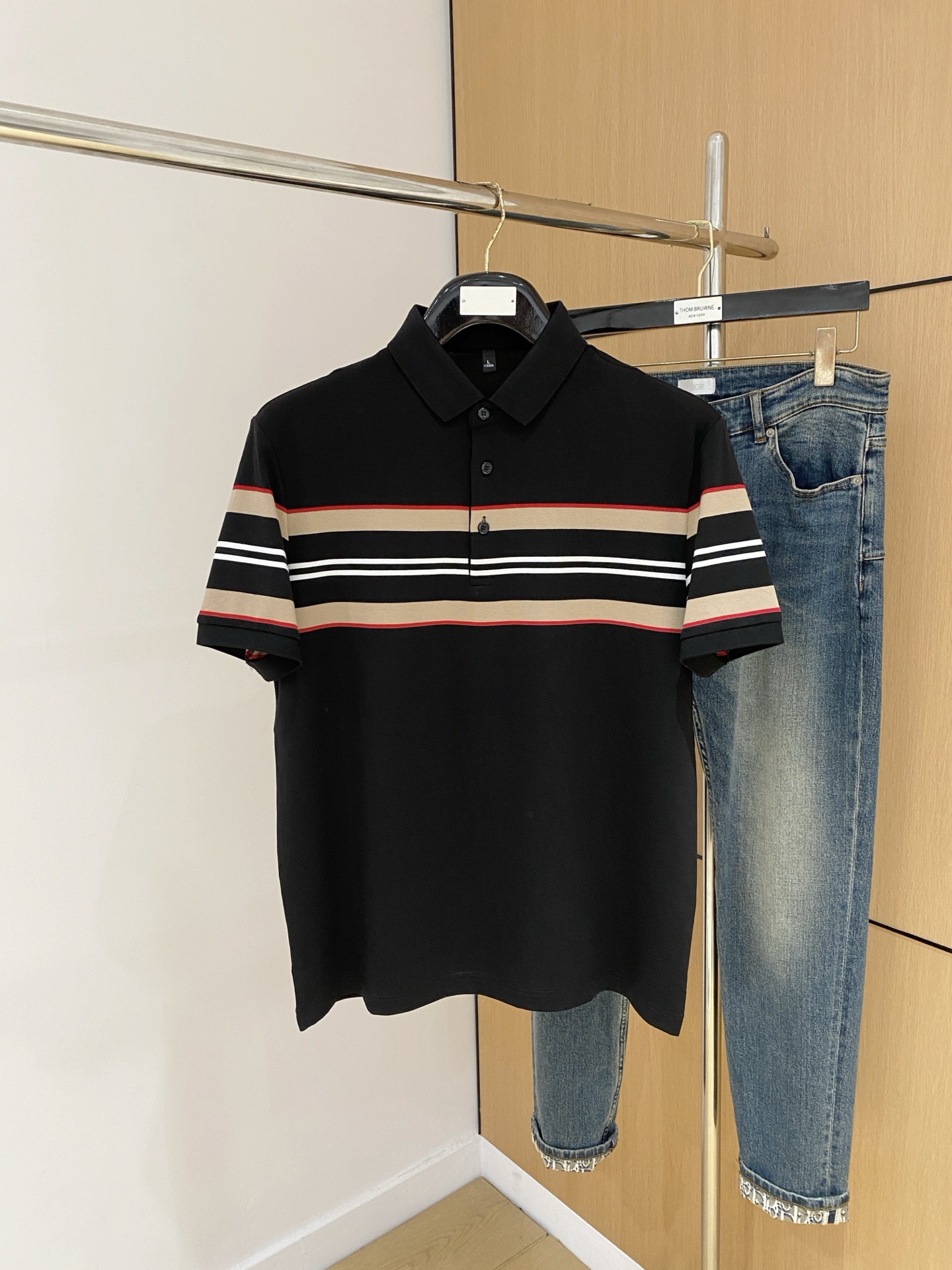 P巴宝莉25SS新款春夏短袖翻领T恤Polo，最高版本客供定制高端朱地面料简单时尚款，拼色螺纹超级好看！