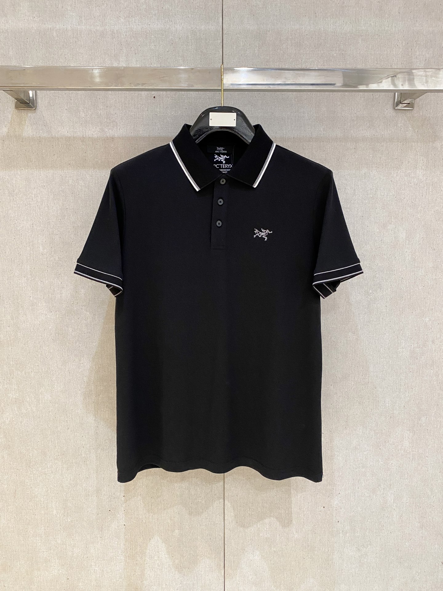 NO:448998,Archaeoptera Bird 2025ss summer new letter logo men's lapel Polo shirt!  Classic business men's style, high-end men's style at the ceiling level of business men's style!  Simple, fashionable and elegant, single-wearing inner wear is decent, quality control/detail control takes away, low-key, luxurious and connotative!  Customer-supplied fixed mesh flooring cotton cloth is carefully made, the surface of the fabric is evenly arranged and neatly arranged, with excellent breathability and heat dissipation and sweat resistance, and the comfort level of the upper body is completely better than that of ordinary single-sided sweat cloth tissue!  The classic brand LOGO logo on the chest is created with top-level craftsmanship. The LOGO has three-dimensional, clear and full texture, and is an extraordinary product in the classic field whether it is inner wear or single wear!  The exquisite cutting process, the processing of every detail is very standard and delicate, and it is comparable to that of ordinary LOW products on the market. Men must enter the basic versatile Polo shirts!  Multi-color Size M-4xl,arc'teryx,alexander wang19860909始祖鸟2025ss夏季新款字母logo男士翻领Polo衫！经典商务男款,高端男装的天花板级别的商务男款！简约时尚大气不失优雅,单穿内搭体面过人,品质控/细节控的闭眼带走,低调又奢华有内涵！ 客供定织网眼珠地棉布精心制成,面料表面排列均匀整齐的网眼纹理,透气性和散热排汗性极佳,上身舒适程度完全优于普通单面汗布组织！胸前经典的品牌LOGO标识,采用顶级工艺打造,LOGO立体清晰饱满,质感非凡的特质,无论是内搭还是单穿都是一款经典领域的产品！精妙绝伦的裁剪工艺,每一个细节处理的非常标准细腻,非市面一般LOW货可以媲美的,男士必入基础百搭款Polo衫推荐！ 颜色多颜色 尺码M-4xl,arc'teryx,alexander wang,Men's clothing