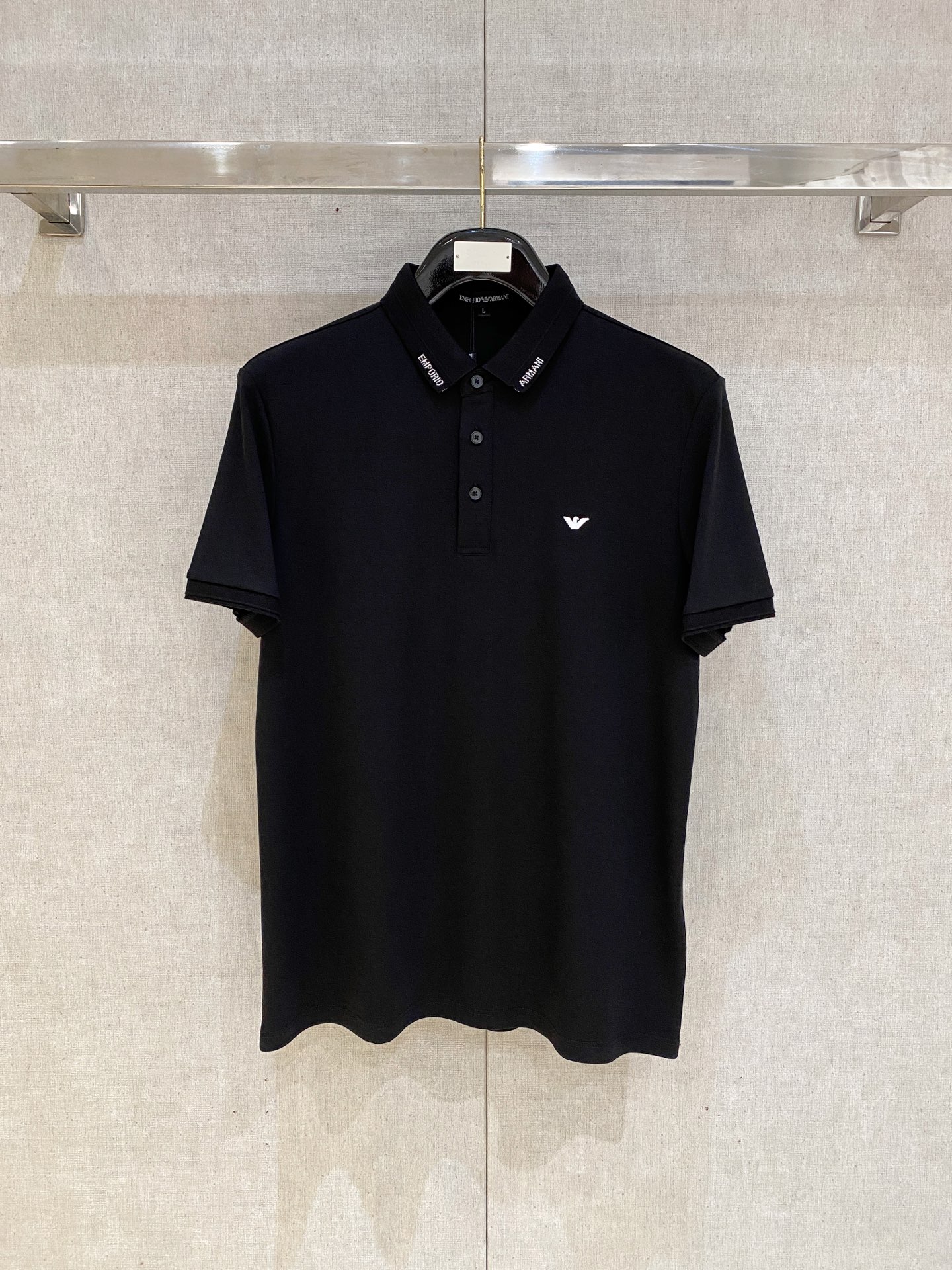 NO:448959,Armani 2025ss summer new letter logo men's lapel Polo shirt!  Classic business men's style, high-end men's style at the ceiling level of business men's style!  Simple, fashionable and elegant, single-wearing inner wear is decent, quality control/detail control takes away, low-key, luxurious and connotative!  Customer-supplied fixed mesh flooring cotton cloth is carefully made, the surface of the fabric is evenly arranged and neatly arranged, with excellent breathability and heat dissipation and sweat resistance, and the comfort level of the upper body is completely better than that of ordinary single-sided sweat cloth tissue!  The classic brand LOGO logo on the chest is created with top-level craftsmanship. The LOGO has three-dimensional, clear and full texture, and is an extraordinary product in the classic field whether it is inner wear or single wear!  The exquisite cutting process, the processing of every detail is very standard and delicate, and it is comparable to that of ordinary LOW products on the market. Men must enter the basic versatile Polo shirts!  Multi-color Size M-4xl, Armani,alexander wang19860909阿玛尼 2025ss夏季新款字母logo男士翻领Polo衫！经典商务男款,高端男装的天花板级别的商务男款！简约时尚大气不失优雅,单穿内搭体面过人,品质控/细节控的闭眼带走,低调又奢华有内涵！ 客供定织网眼珠地棉布精心制成,面料表面排列均匀整齐的网眼纹理,透气性和散热排汗性极佳,上身舒适程度完全优于普通单面汗布组织！胸前经典的品牌LOGO标识,采用顶级工艺打造,LOGO立体清晰饱满,质感非凡的特质,无论是内搭还是单穿都是一款经典领域的产品！精妙绝伦的裁剪工艺,每一个细节处理的非常标准细腻,非市面一般LOW货可以媲美的,男士必入基础百搭款Polo衫推荐！ 颜色多颜色 尺码M-4xl,,armani,alexander wang,Men's clothing