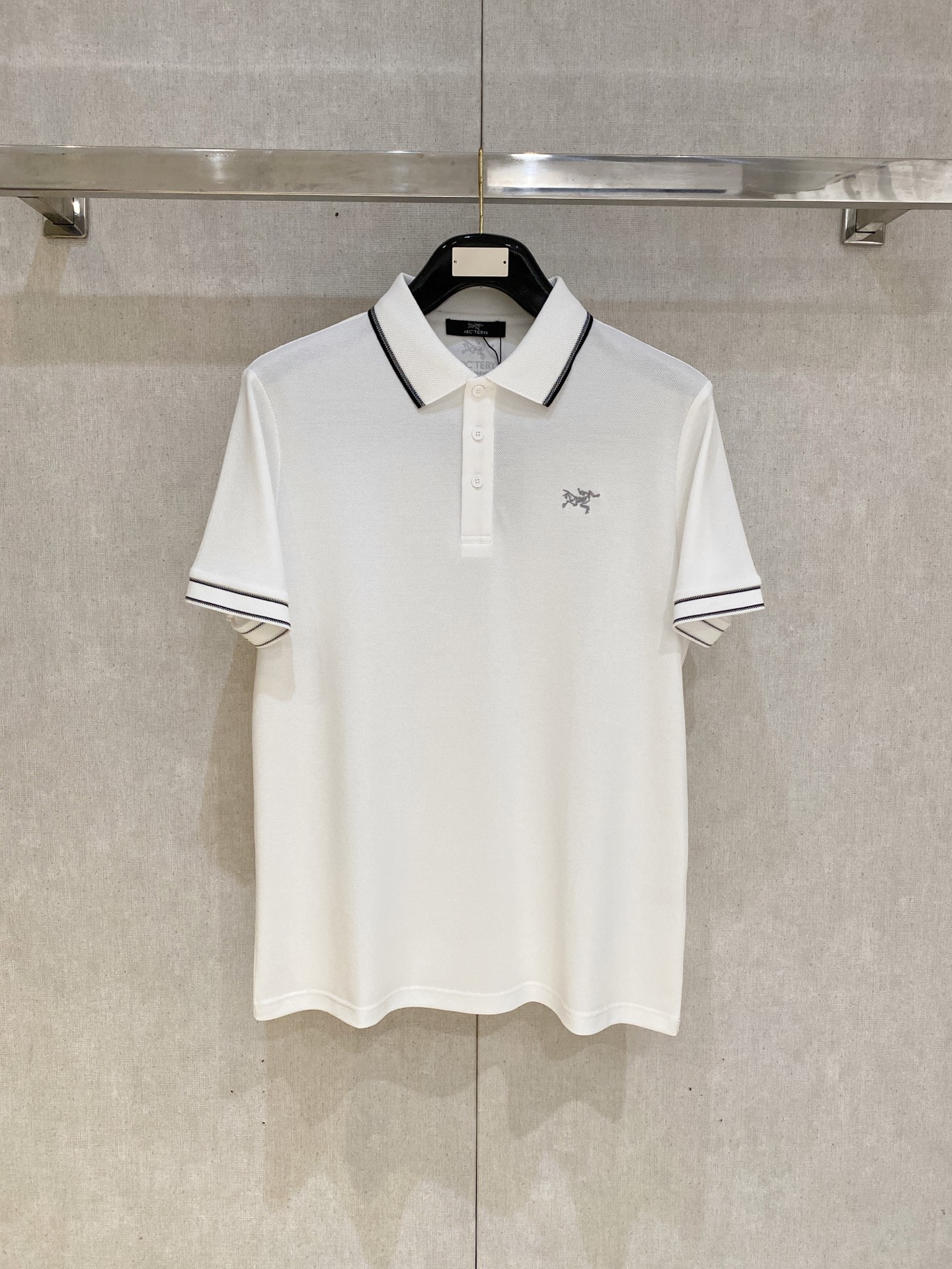 NO:448947,Archaeoptera Bird 2025ss summer new letter logo men's lapel Polo shirt!  Classic business men's style, high-end men's style at the ceiling level of business men's style!  Simple, fashionable and elegant, single-wearing inner wear is decent, quality control/detail control takes away, low-key, luxurious and connotative!  Customer-supplied fixed mesh flooring cotton cloth is carefully made, the surface of the fabric is evenly arranged and neatly arranged, with excellent breathability and heat dissipation and sweat resistance, and the comfort level of the upper body is completely better than that of ordinary single-sided sweat cloth tissue!  The classic brand LOGO logo on the chest is created with top-level craftsmanship. The LOGO has three-dimensional, clear and full texture, and is an extraordinary product in the classic field whether it is inner wear or single wear!  The exquisite cutting process, the processing of every detail is very standard and delicate, and it is comparable to that of ordinary LOW products on the market. Men must enter the basic versatile Polo shirts!  Multi-color Size M-4xl,arc'teryx,alexander wang19860909始祖鸟 2025ss夏季新款字母logo男士翻领Polo衫！经典商务男款,高端男装的天花板级别的商务男款！简约时尚大气不失优雅,单穿内搭体面过人,品质控/细节控的闭眼带走,低调又奢华有内涵！ 客供定织网眼珠地棉布精心制成,面料表面排列均匀整齐的网眼纹理,透气性和散热排汗性极佳,上身舒适程度完全优于普通单面汗布组织！胸前经典的品牌LOGO标识,采用顶级工艺打造,LOGO立体清晰饱满,质感非凡的特质,无论是内搭还是单穿都是一款经典领域的产品！精妙绝伦的裁剪工艺,每一个细节处理的非常标准细腻,非市面一般LOW货可以媲美的,男士必入基础百搭款Polo衫推荐！ 颜色多颜色 尺码M-4xl,arc'teryx,alexander wang,Men's clothing