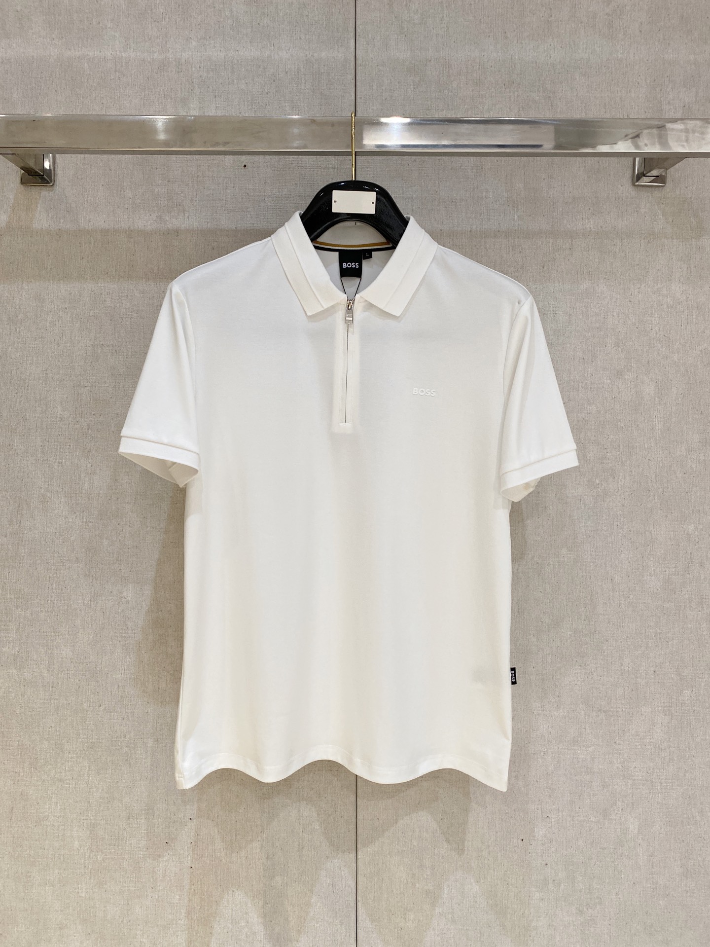 NO:448953,Boss 2025ss summer new letter logo men's lapel Polo shirt!  Classic business men's style, high-end men's style at the ceiling level of business men's style!  Simple, fashionable and elegant, single-wearing inner wear is decent, quality control/detail control takes away, low-key, luxurious and connotative!  Customer-supplied fixed mesh flooring cotton cloth is carefully made, the surface of the fabric is evenly arranged and neatly arranged, with excellent breathability and heat dissipation and sweat resistance, and the comfort level of the upper body is completely better than that of ordinary single-sided sweat cloth tissue!  The classic brand LOGO logo on the chest is created with top-level craftsmanship. The LOGO has three-dimensional, clear and full texture, and is an extraordinary product in the classic field whether it is inner wear or single wear!  The exquisite cutting process, the processing of every detail is very standard and delicate, and it is comparable to that of ordinary LOW products on the market. Men must enter the basic versatile Polo shirts!  Multi-color Size M-4xl, alexander wang19860909boss 2025ss夏季新款字母logo男士翻领Polo衫！经典商务男款,高端男装的天花板级别的商务男款！简约时尚大气不失优雅,单穿内搭体面过人,品质控/细节控的闭眼带走,低调又奢华有内涵！ 客供定织网眼珠地棉布精心制成,面料表面排列均匀整齐的网眼纹理,透气性和散热排汗性极佳,上身舒适程度完全优于普通单面汗布组织！胸前经典的品牌LOGO标识,采用顶级工艺打造,LOGO立体清晰饱满,质感非凡的特质,无论是内搭还是单穿都是一款经典领域的产品！精妙绝伦的裁剪工艺,每一个细节处理的非常标准细腻,非市面一般LOW货可以媲美的,男士必入基础百搭款Polo衫推荐！ 颜色多颜色 尺码M-4xl,,alexander wang,Men's clothing