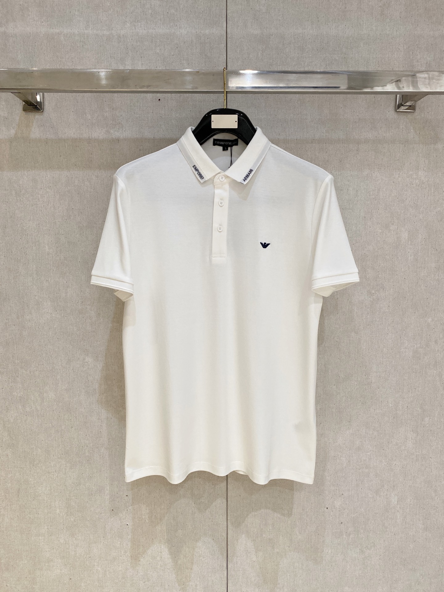 NO:448965,Armani 2025ss summer new letter logo men's lapel Polo shirt!  Classic business men's style, high-end men's style at the ceiling level of business men's style!  Simple, fashionable and elegant, single-wearing inner wear is decent, quality control/detail control takes away, low-key, luxurious and connotative!  Customer-supplied fixed mesh flooring cotton cloth is carefully made, the surface of the fabric is evenly arranged and neatly arranged, with excellent breathability and heat dissipation and sweat resistance, and the comfort level of the upper body is completely better than that of ordinary single-sided sweat cloth tissue!  The classic brand LOGO logo on the chest is created with top-level craftsmanship. The LOGO has three-dimensional, clear and full texture, and is an extraordinary product in the classic field whether it is inner wear or single wear!  The exquisite cutting process, the processing of every detail is very standard and delicate, and it is comparable to that of ordinary LOW products on the market. Men must enter the basic versatile Polo shirts!  Multi-color Size M-4xl, Armani,alexander wang19860909阿玛尼2025ss夏季新款字母logo男士翻领Polo衫！经典商务男款,高端男装的天花板级别的商务男款！简约时尚大气不失优雅,单穿内搭体面过人,品质控/细节控的闭眼带走,低调又奢华有内涵！ 客供定织网眼珠地棉布精心制成,面料表面排列均匀整齐的网眼纹理,透气性和散热排汗性极佳,上身舒适程度完全优于普通单面汗布组织！胸前经典的品牌LOGO标识,采用顶级工艺打造,LOGO立体清晰饱满,质感非凡的特质,无论是内搭还是单穿都是一款经典领域的产品！精妙绝伦的裁剪工艺,每一个细节处理的非常标准细腻,非市面一般LOW货可以媲美的,男士必入基础百搭款Polo衫推荐！ 颜色多颜色 尺码M-4xl,,armani,alexander wang,Men's clothing