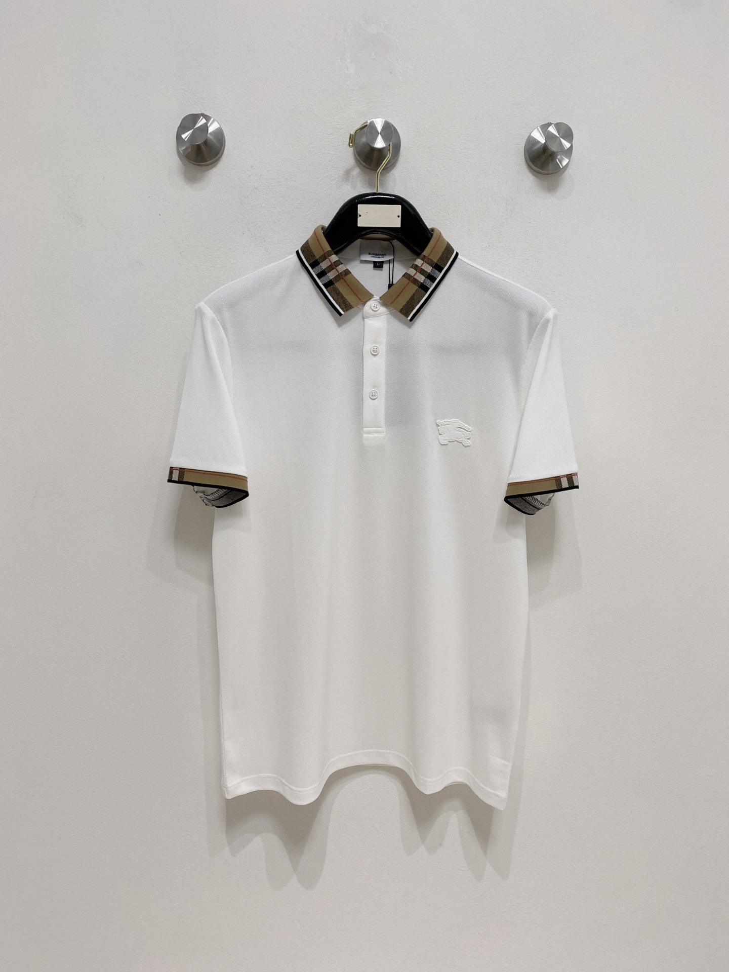 NO:414131,New spring products Burberry 2025ss summer new letter logo men's lapel Polo shirt!  Classic business men's style, high-end men's style at the ceiling level of business men's style!  Simple, fashionable and elegant, single-wearing inner wear is decent, quality control/detail control takes away, low-key, luxurious and connotative!  Customer-supplied fixed mesh flooring cotton cloth is carefully made, the surface of the fabric is evenly arranged and neatly arranged, with excellent breathability and heat dissipation and sweat resistance, and the comfort level of the upper body is completely better than that of ordinary single-sided sweat cloth tissue!  The classic brand LOGO logo on the chest is created with top-level craftsmanship. The LOGO has three-dimensional, clear and full texture, and is an extraordinary product in the classic field whether it is inner wear or single wear!  The exquisite cutting process, the processing of every detail is very standard and delicate, and it is comparable to that of ordinary LOW products on the market. Men must enter the basic versatile Polo shirts!  Multi-color Size M-4xl, Burberry, Alexander wang19860909开春新品 巴宝莉 2025ss夏季新款字母logo男士翻领Polo衫！经典商务男款,高端男装的天花板级别的商务男款！简约时尚大气不失优雅,单穿内搭体面过人,品质控/细节控的闭眼带走,低调又奢华有内涵！ 客供定织网眼珠地棉布精心制成,面料表面排列均匀整齐的网眼纹理,透气性和散热排汗性极佳,上身舒适程度完全优于普通单面汗布组织！胸前经典的品牌LOGO标识,采用顶级工艺打造,LOGO立体清晰饱满,质感非凡的特质,无论是内搭还是单穿都是一款经典领域的产品！精妙绝伦的裁剪工艺,每一个细节处理的非常标准细腻,非市面一般LOW货可以媲美的,男士必入基础百搭款Polo衫推荐！ 颜色多颜色 尺码M-4xl,,burberry,alexander wang,Men's clothing