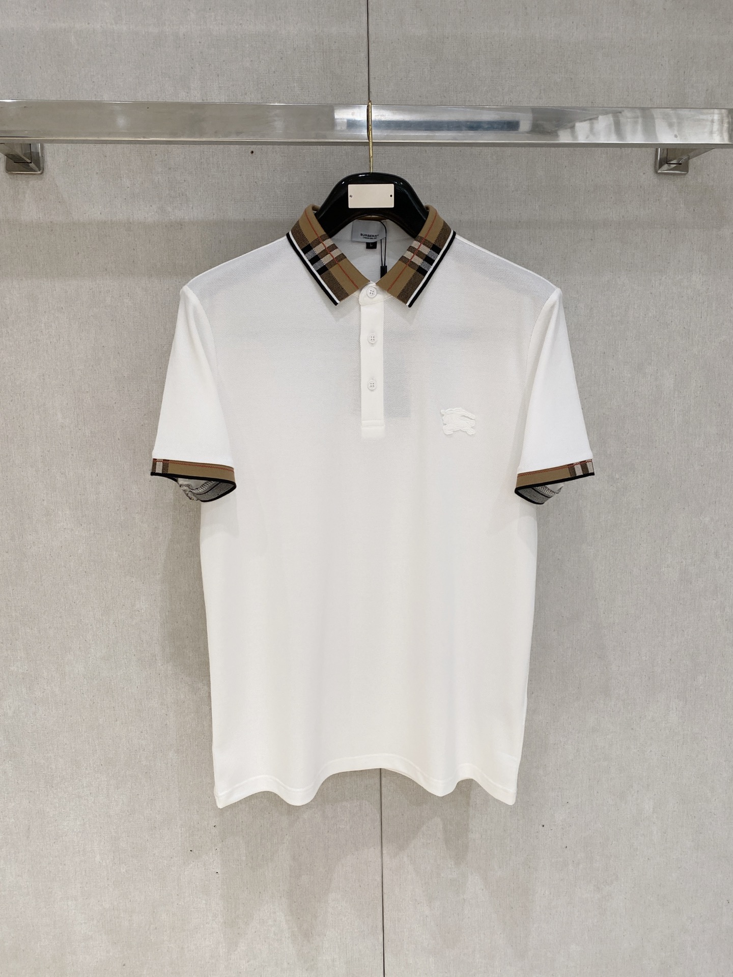 NO:760482,New product launch Burberry 2026ss summer new letter logo men's lapel Polo shirt!  Classic business men's style, the ceiling-level business men's style of high-end men's clothing!  Simple and fashionable yet elegant, it looks great when worn alone, and quality control/details control can be taken away with your eyes closed. It is low-key, luxurious and connotative!  The custom-woven mesh pique cotton fabric supplied by the customer is carefully made. The mesh texture is evenly arranged on the surface of the fabric. It has excellent breathability and heat dissipation and perspiration. The upper body comfort is completely better than ordinary single-sided jersey tissue!  The classic brand LOGO on the chest is made with top-notch craftsmanship. The LOGO is three-dimensional, clear and full, and has extraordinary texture. Whether it is worn as an inner layer or worn alone, it is a classic product!  The exquisite tailoring process, every detail is handled very standard and delicately, which cannot be compared with other low-end products on the market. It is a must-have basic and versatile Polo shirt for men!  Available in multiple colors, sizes M-3xl, burberry,19860909新品上市 巴宝莉 2026ss夏季新款字母logo男士翻领Polo衫！经典商务男款,高端男装的天花板级别的商务男款！简约时尚大气不失优雅,单穿内搭体面过人,品质控/细节控的闭眼带走,低调又奢华有内涵！ 客供定织网眼珠地棉布精心制成,面料表面排列均匀整齐的网眼纹理,透气性和散热排汗性极佳,上身舒适程度完全优于普通单面汗布组织！胸前经典的品牌LOGO标识,采用顶级工艺打造,LOGO立体清晰饱满,质感非凡的特质,无论是内搭还是单穿都是一款经典领域的产品！精妙绝伦的裁剪工艺,每一个细节处理的非常标准细腻,非市面一般LOW货可以媲美的,男士必入基础百搭款Polo衫推荐！ 颜色多颜色 尺码M-3xl,,burberry,,Men's clothing