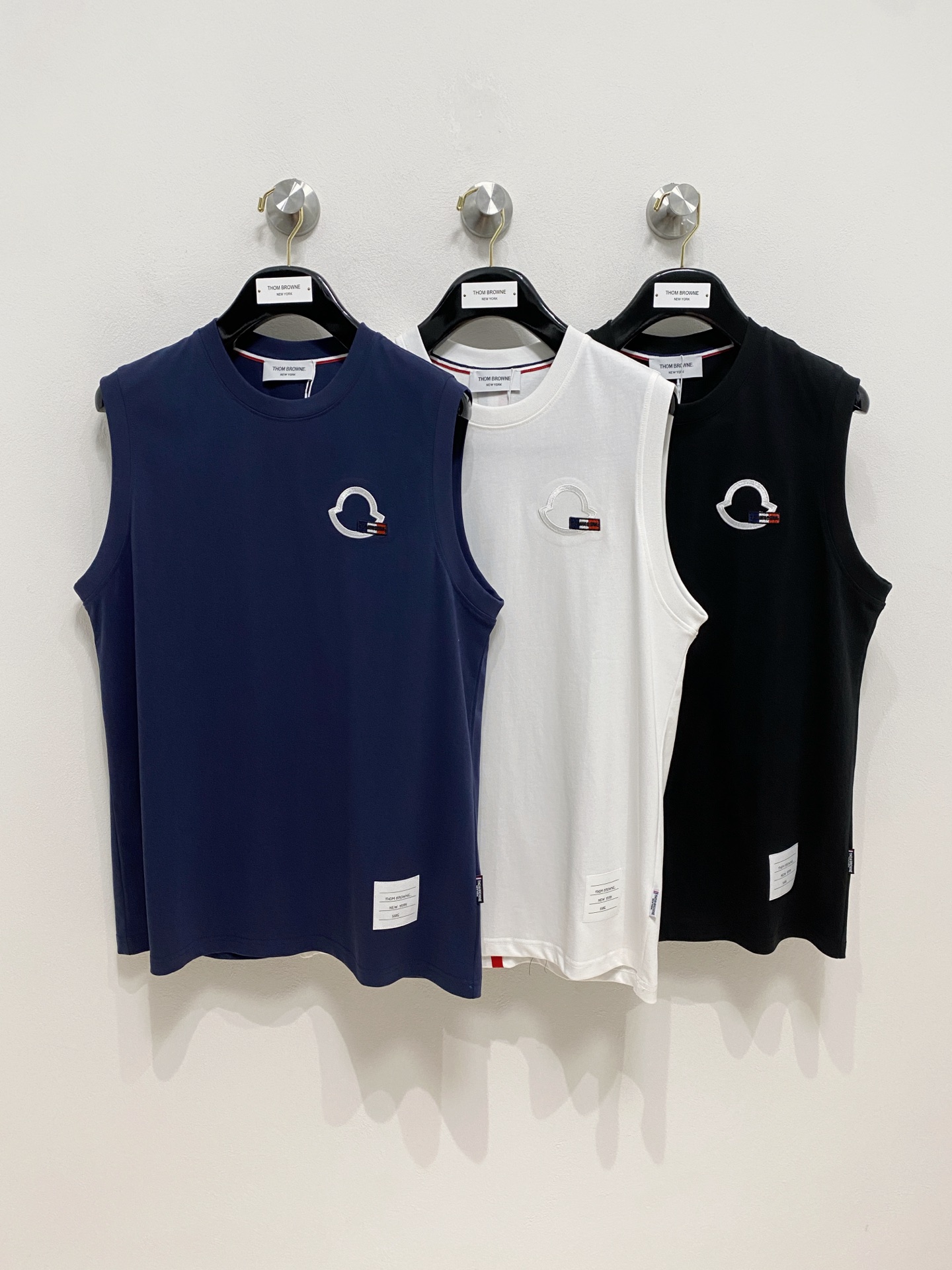 NO:441334,TB 25ss new vest, neckline and cuff reinforced threads are not easy to deform, neckline wrap threads, neck foot logo logo side wheat!  The fabric is washed and has a comfortable feel, skin-friendly and breathable without pilling!  Same model for men and women Size M-3XL, alexander wang19860909TB 25ss新款背心 领口和袖口增强螺纹不易变形 领口包条螺纹、领脚标识logo侧麦！面料经洗水处理,手感舒适,亲肤透气不起球！男女同款 尺码M-3XL,,alexander wang,Men's clothing