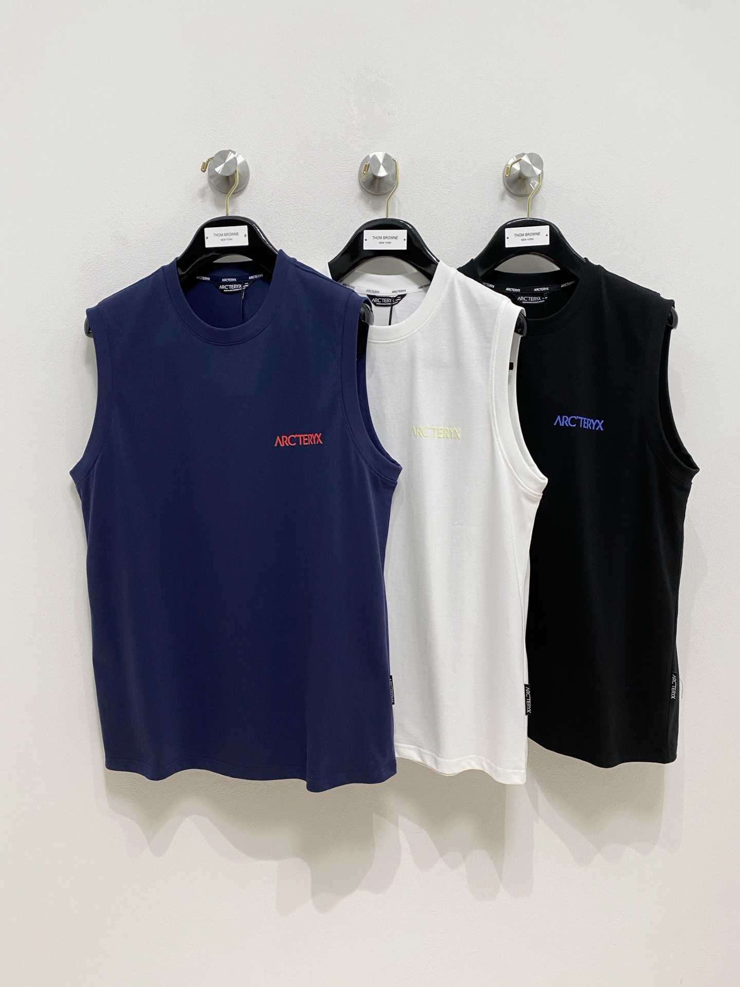 NO:416171,Archaeoptera bird 25ss new vest, neckline and cuff reinforced threads are not easy to deform, neckline wrap threads, neck foot logo logo side wheat!  The fabric is washed and has a comfortable feel, skin-friendly and breathable without pilling!  Same model for men and women Size M-3XL, arc'teryx,alexander wang19860909始祖鸟25ss新款背心 领口和袖口增强螺纹不易变形 领口包条螺纹、领脚标识logo侧麦！面料经洗水处理,手感舒适,亲肤透气不起球！男女同款 尺码M-3XL,arc'teryx,alexander wang,Men's clothing