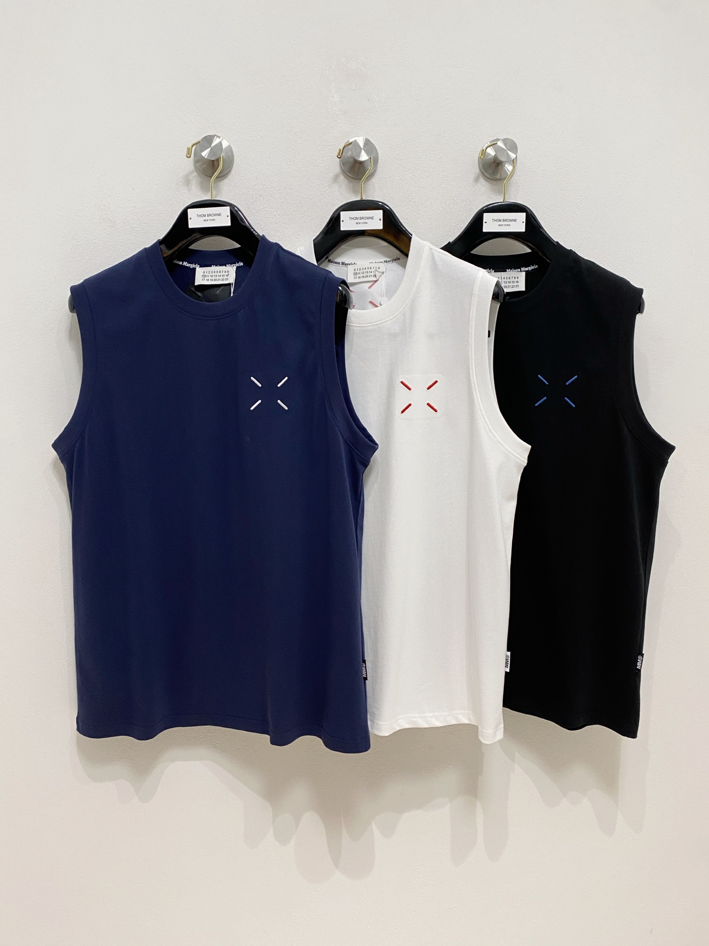 NO:416181,Magira 25ss new vest, neckline and cuff reinforced threads are not easy to deform, neckline wrap threads, neck foot logo logo side wheat!  The fabric is washed and has a comfortable feel, skin-friendly and breathable without pilling!  Same model for men and women Size M-3XL, Masion Margiela, Alexander wang19860909马吉拉25ss新款背心 领口和袖口增强螺纹不易变形 领口包条螺纹、领脚标识logo侧麦！面料经洗水处理,手感舒适,亲肤透气不起球！男女同款 尺码M-3XL,,masion margiela,alexander wang,Men's clothing