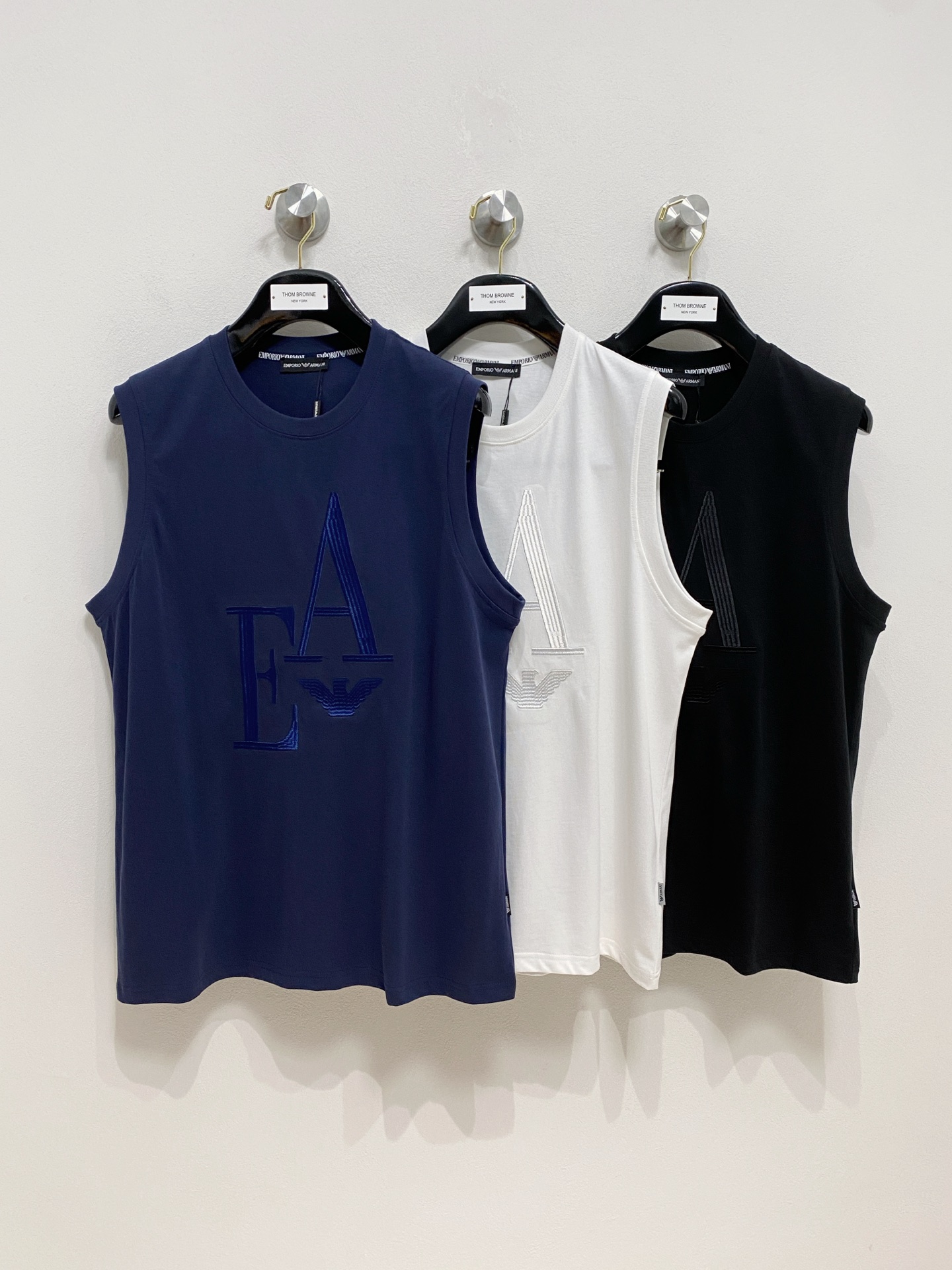 NO:416200,Armani 25ss new vest, neckline and cuff reinforced threads are not easy to deform, neckline wrap threads, neck foot logo logo side wheat!  The fabric is washed and has a comfortable feel, skin-friendly and breathable without pilling!  Same model for men and women Size M-3XL, Armani,alexander wang19860909阿玛尼25ss新款背心 领口和袖口增强螺纹不易变形 领口包条螺纹、领脚标识logo侧麦！面料经洗水处理,手感舒适,亲肤透气不起球！男女同款 尺码M-3XL,,armani,alexander wang,Men's clothing