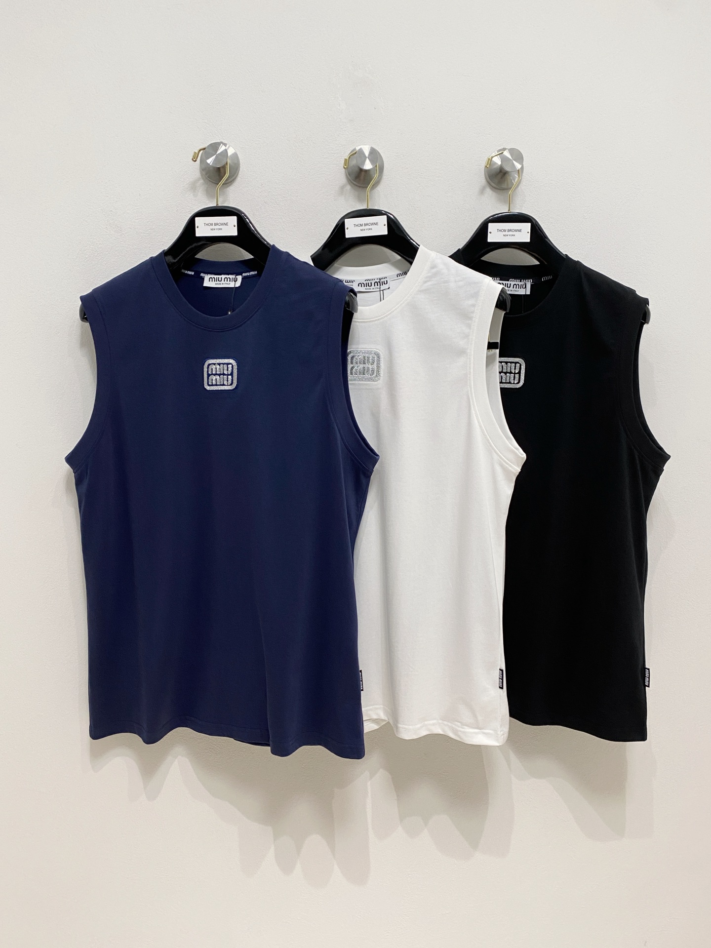 NO:416199,Miumiu25ss new vest, neckline and cuff reinforced threads are not easy to deform, neckline wrap threads, neck foot logo logo side wheat!  The fabric is washed and has a comfortable feel, skin-friendly and breathable without pilling!  Same model for men and women Size M-3XL, miumiu, alexander wang19860909miumiu25ss新款背心 领口和袖口增强螺纹不易变形 领口包条螺纹、领脚标识logo侧麦！面料经洗水处理,手感舒适,亲肤透气不起球！男女同款 尺码M-3XL,,miumiu,alexander wang,Men's clothing