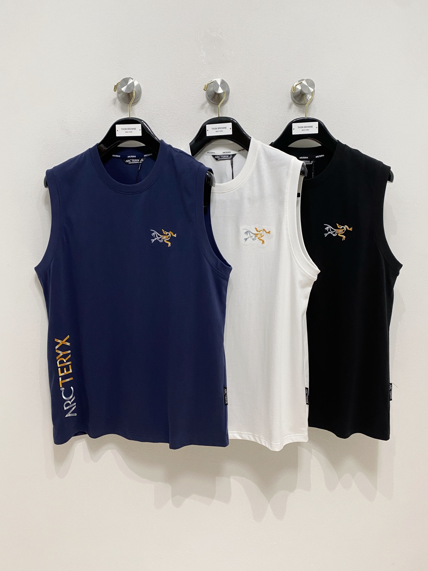 NO:416214,Archaeoptera bird 25ss new vest, neckline and cuff reinforced threads are not easy to deform, neckline wrap threads, neck foot logo logo side wheat!  The fabric is washed and has a comfortable feel, skin-friendly and breathable without pilling!  Same model for men and women Size M-3XL, arc'teryx,alexander wang19860909始祖鸟25ss新款背心 领口和袖口增强螺纹不易变形 领口包条螺纹、领脚标识logo侧麦！面料经洗水处理,手感舒适,亲肤透气不起球！男女同款 尺码M-3XL,arc'teryx,alexander wang,Men's clothing