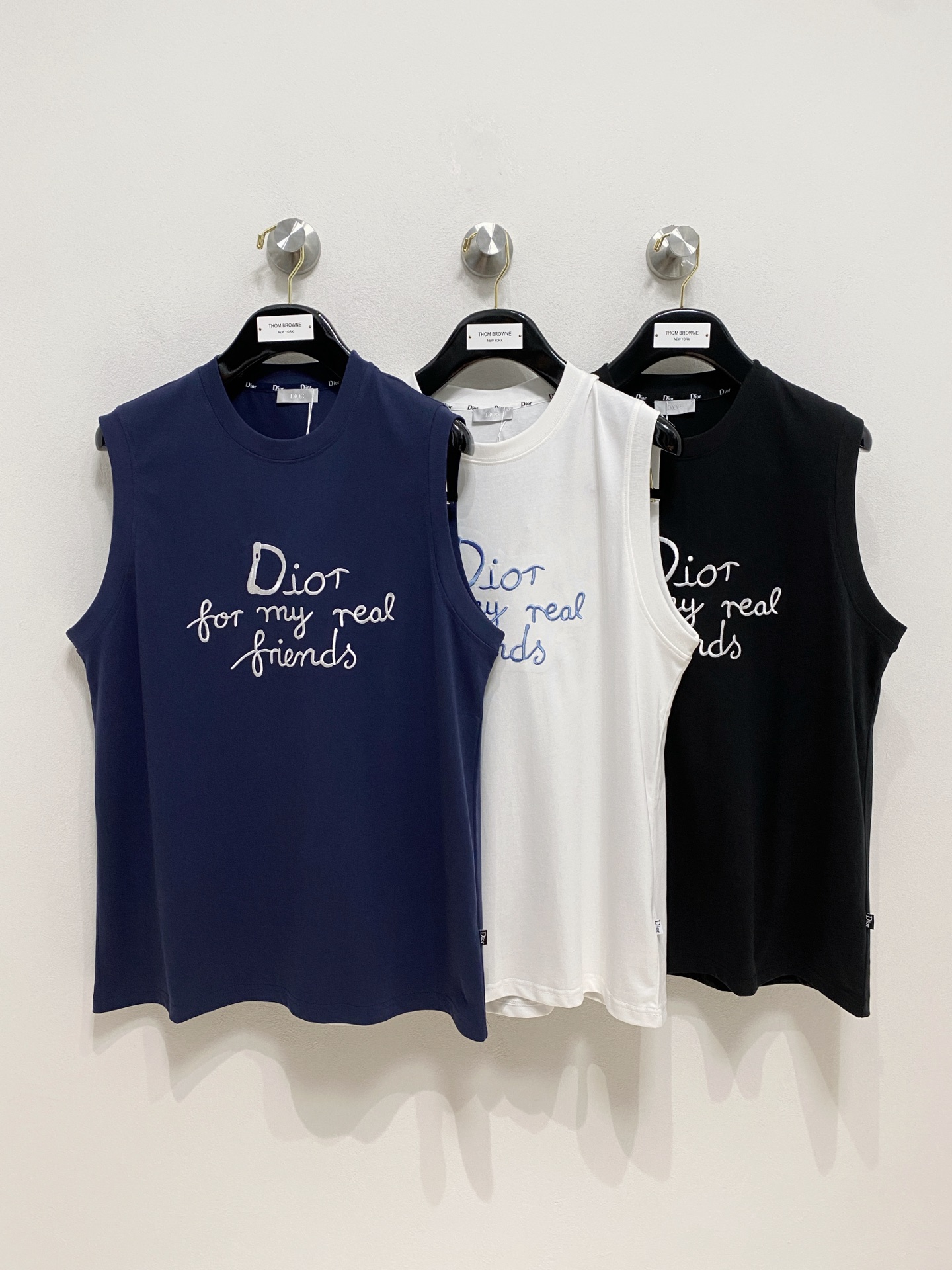 NO:416220,Dior 25ss new vest, neckline and cuff reinforced threads are not easy to deform, neckline wrap threads, neck foot logo logo side wheat!  The fabric is washed and has a comfortable feel, skin-friendly and breathable without pilling!  Same model for men and women Size M-3XL, Dior, alexander wang19860909迪奥25ss新款背心 领口和袖口增强螺纹不易变形 领口包条螺纹、领脚标识logo侧麦！面料经洗水处理,手感舒适,亲肤透气不起球！男女同款 尺码M-3XL,,dior,alexander wang,Men's clothing