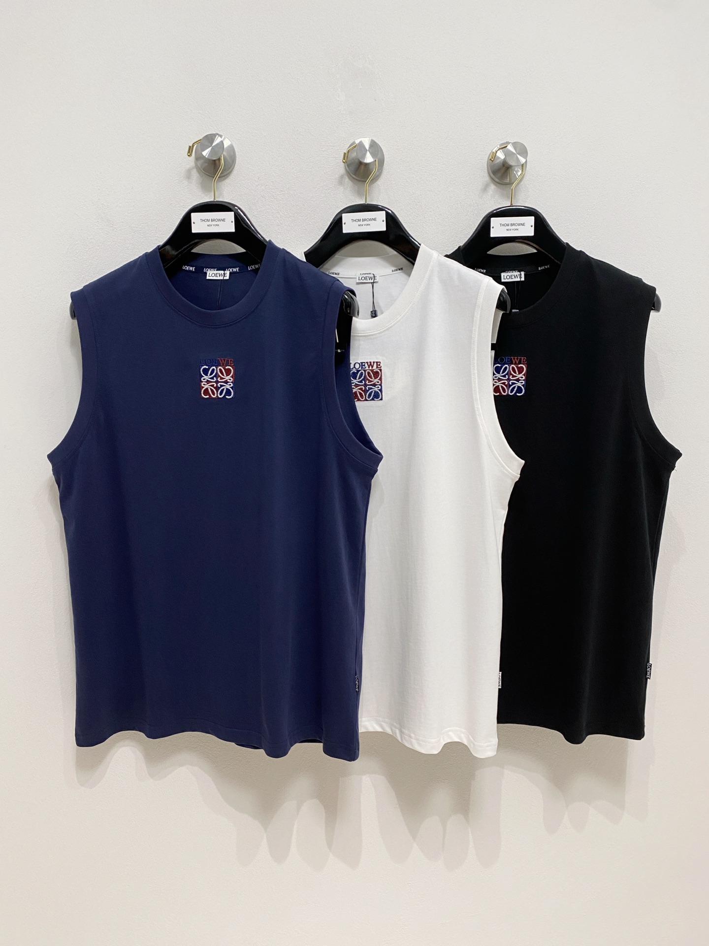 NO:416226,Luo Yiwei 25ss new vest, neckline and cuff reinforced threads are not easy to deform, neckline wrap threads, neck foot logo logo side wheat!  The fabric is washed and has a comfortable feel, skin-friendly and breathable without pilling!  Same model for men and women Size M-3XL, loewe, alexander wang19860909罗意威25ss新款背心 领口和袖口增强螺纹不易变形 领口包条螺纹、领脚标识logo侧麦！面料经洗水处理,手感舒适,亲肤透气不起球！男女同款 尺码M-3XL,,loewe,alexander wang,Men's clothing