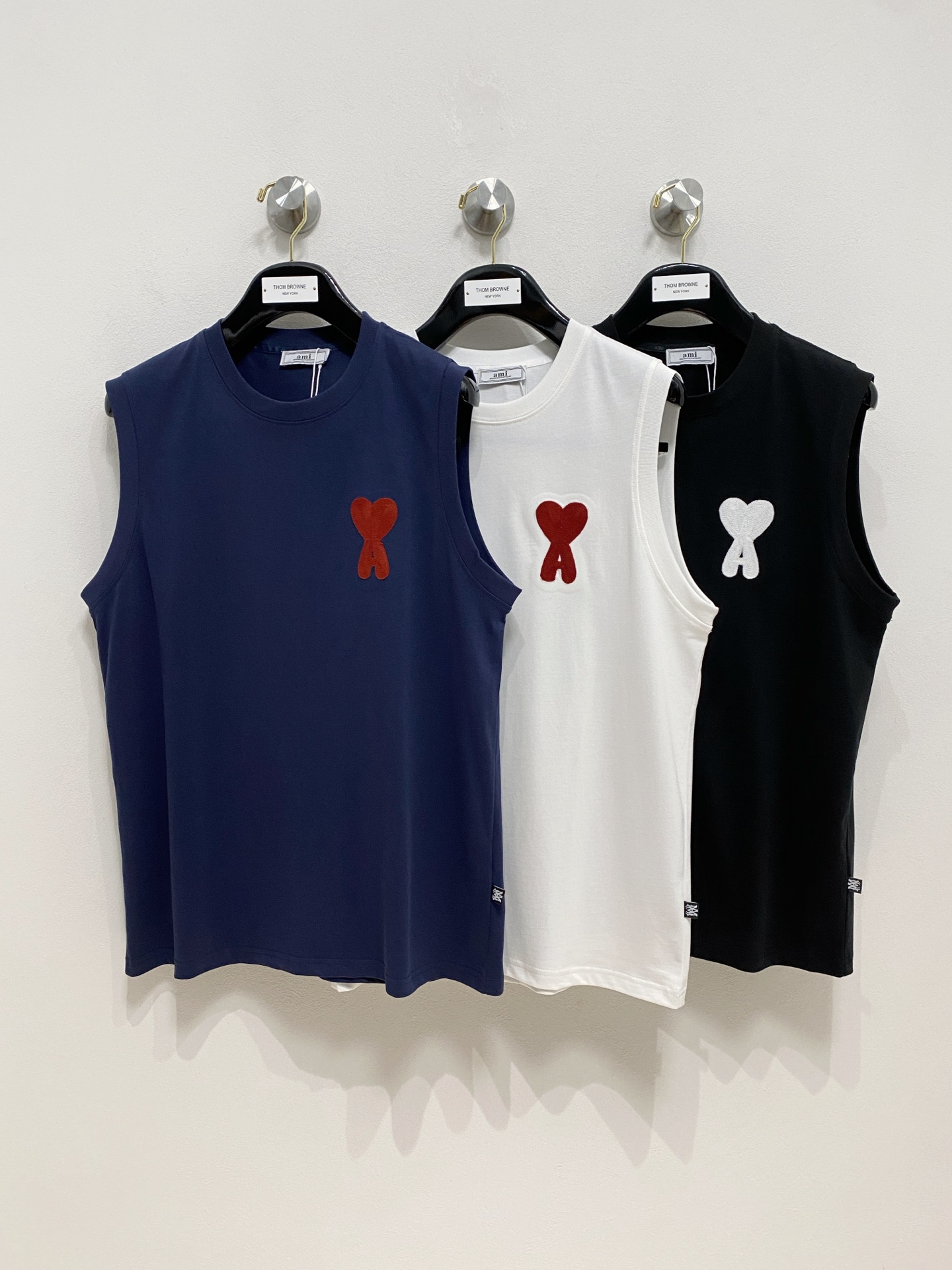 NO:416238,AMI25ss new vest, neckline and cuff reinforced threads are not easy to deform, neckline wrap threads, neck foot logo logo side wheat!  The fabric is washed and has a comfortable feel, skin-friendly and breathable without pilling!  Same model for men and women Size M-3XL, alexander wang19860909AMI25ss新款背心 领口和袖口增强螺纹不易变形 领口包条螺纹、领脚标识logo侧麦！面料经洗水处理,手感舒适,亲肤透气不起球！男女同款 尺码M-3XL,,alexander wang,Men's clothing