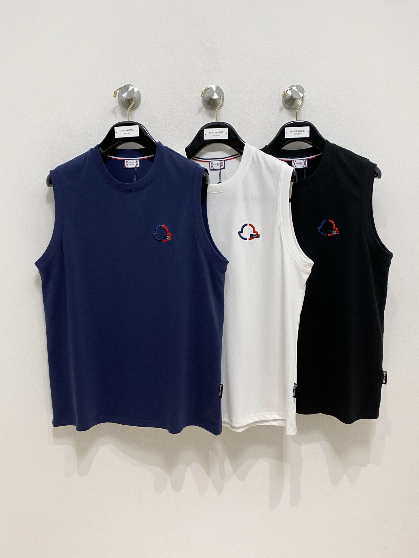 NO:416246,The new vest with 25ss cover, the neckline and cuffs reinforced threads are not easy to deform. The neckline cover threads and neck foot logo logo side wheat!  The fabric is washed and has a comfortable feel, skin-friendly and breathable without pilling!  Same model for men and women Size M-3XL, Moncler, alexander wang19860909蒙口25ss新款背心 领口和袖口增强螺纹不易变形 领口包条螺纹、领脚标识logo侧麦！面料经洗水处理,手感舒适,亲肤透气不起球！男女同款 尺码M-3XL,,Moncler,alexander wang,Men's clothing