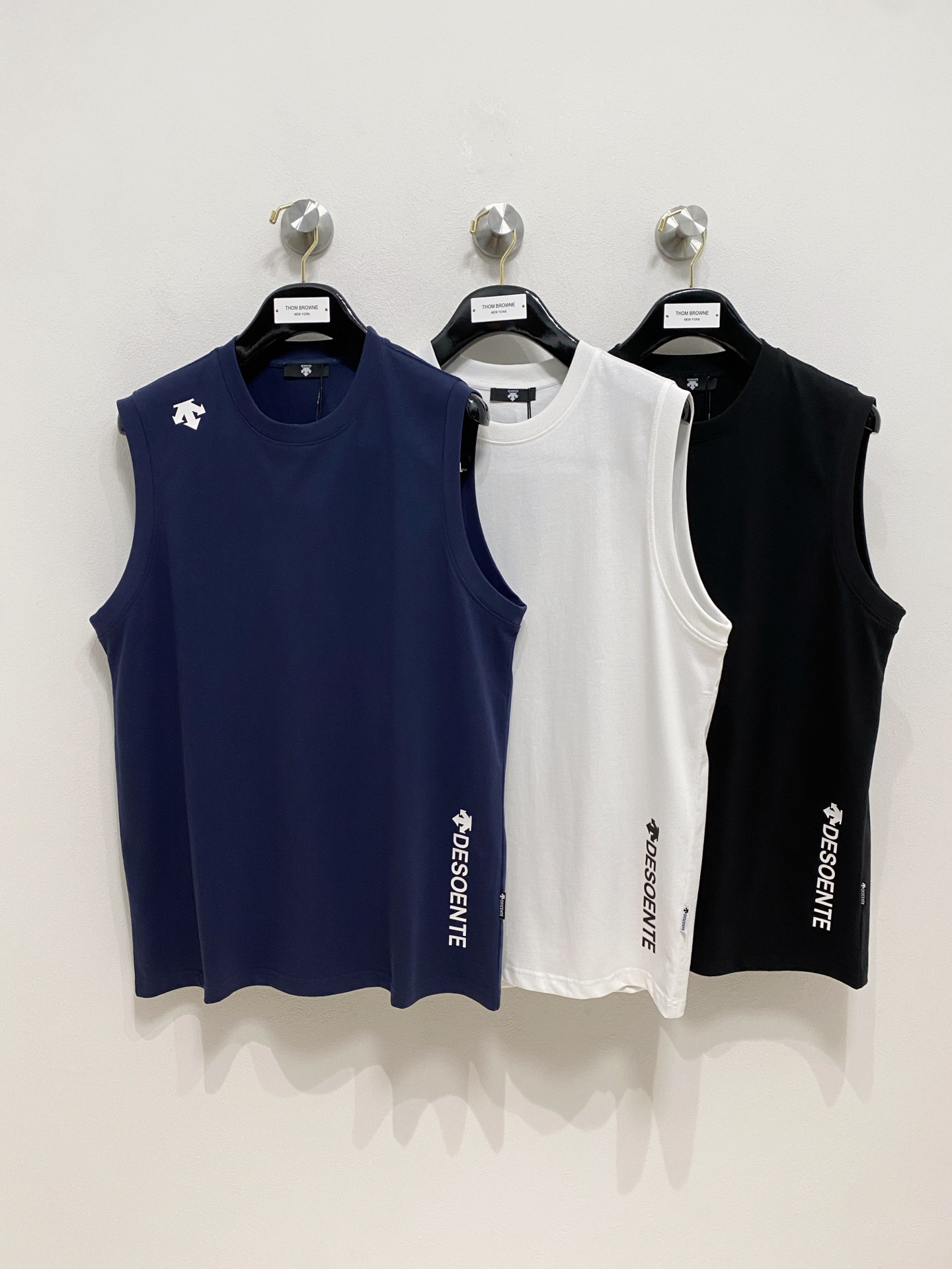 NO:416182,The new DiSant 25ss vest, the neckline and cuff reinforced threads are not easy to deform, the neckline cover threads, the neckline foot logo logo side wheat!  The fabric is washed and has a comfortable feel, skin-friendly and breathable without pilling!  Same model for men and women Size M-3XL, alexander wang19860909迪桑特25ss新款背心 领口和袖口增强螺纹不易变形 领口包条螺纹、领脚标识logo侧麦！面料经洗水处理,手感舒适,亲肤透气不起球！男女同款 尺码M-3XL,,alexander wang,Men's clothing