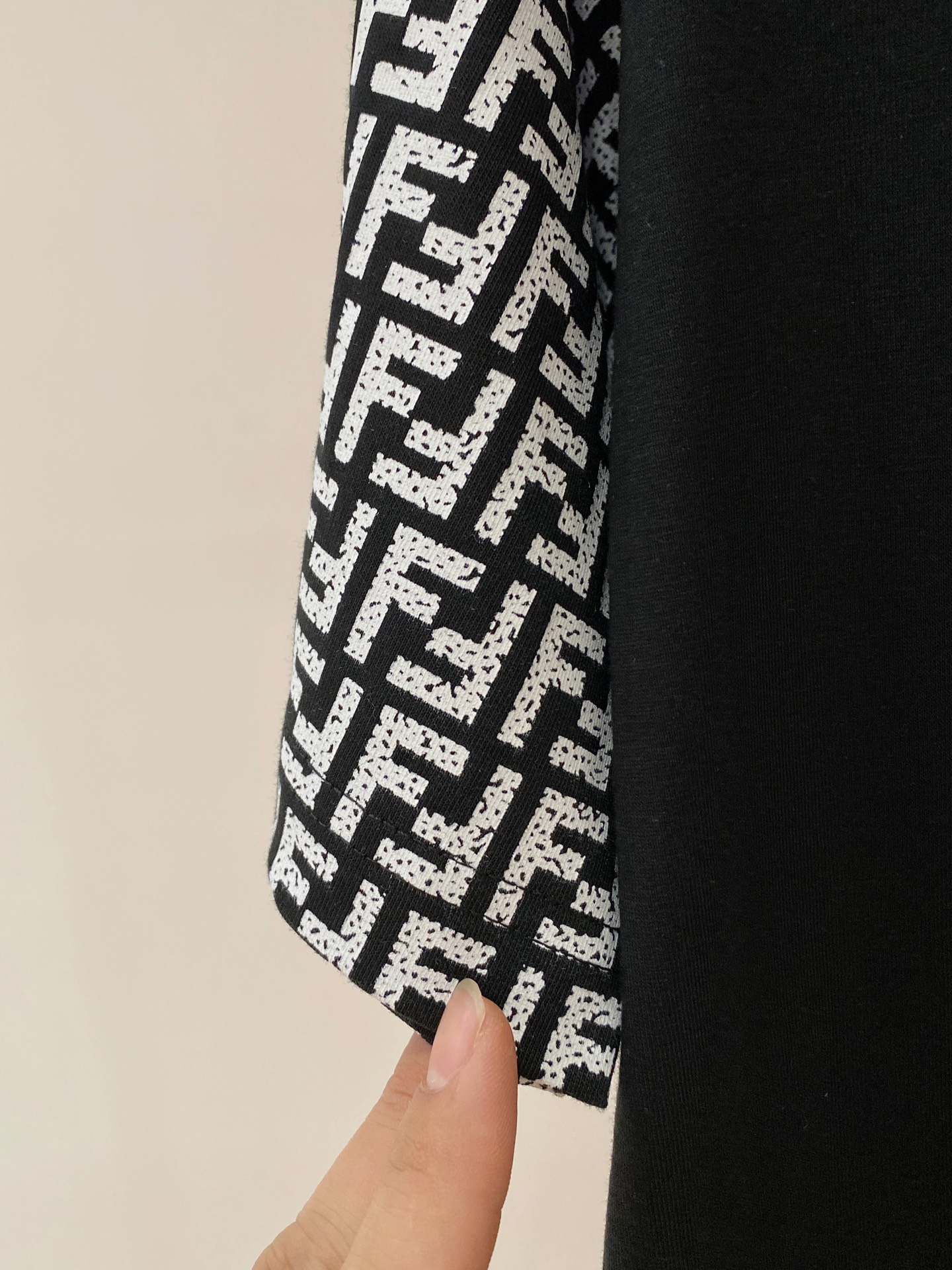 ss芬迪纯棉最新面料经典标识图案logo时尚简约潮流短袖，最顶级的品质专柜原单短袖，顶级制作工艺进口面料