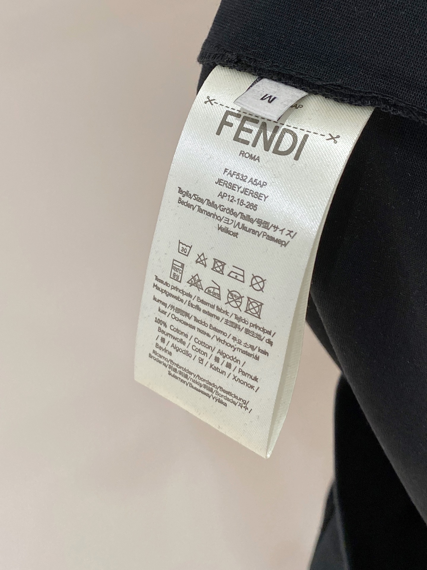 ss芬迪纯棉最新面料经典标识图案logo时尚简约潮流短袖，最顶级的品质专柜原单短袖，顶级制作工艺进口面料