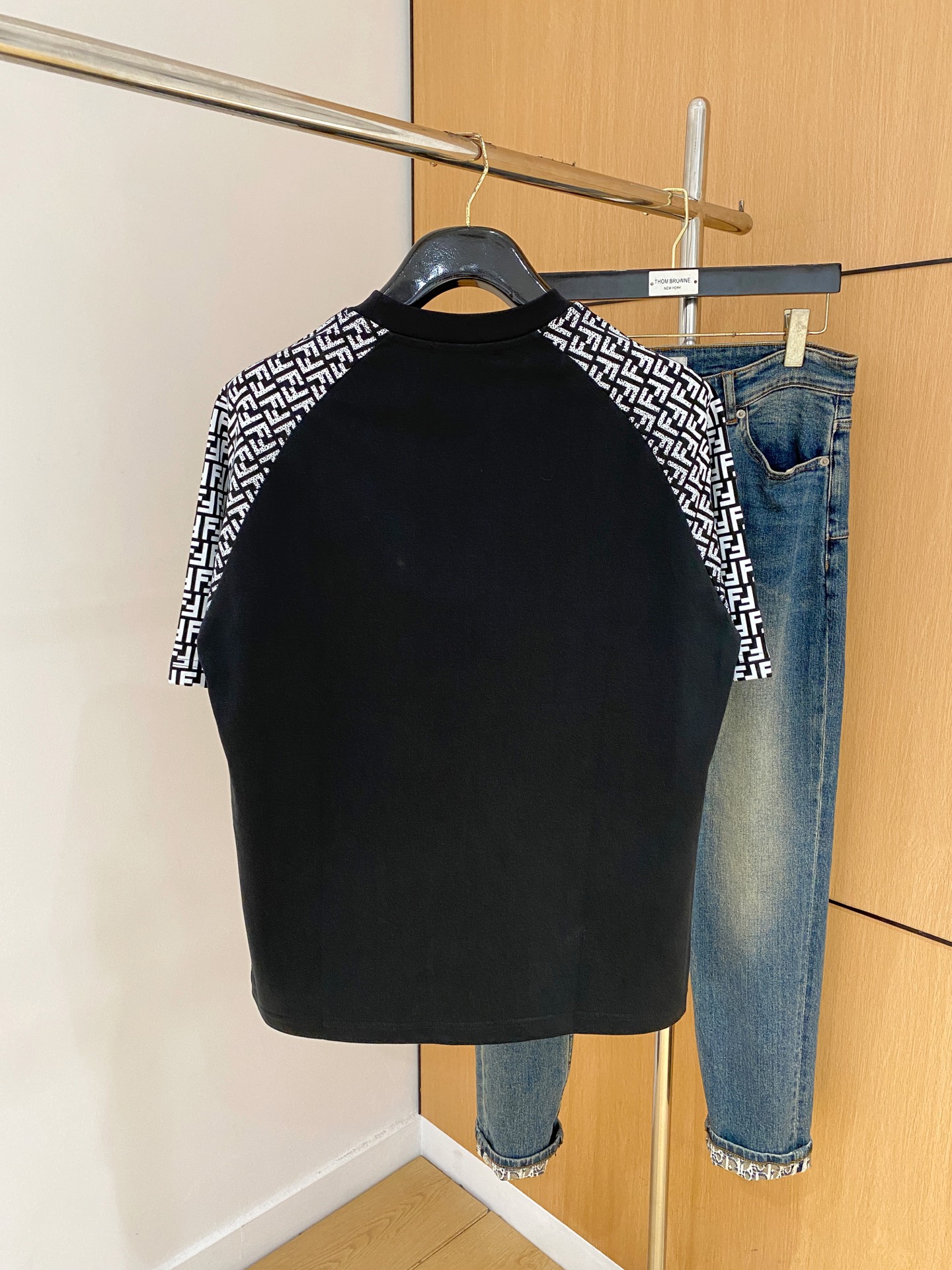 ss芬迪纯棉最新面料经典标识图案logo时尚简约潮流短袖，最顶级的品质专柜原单短袖，顶级制作工艺进口面料