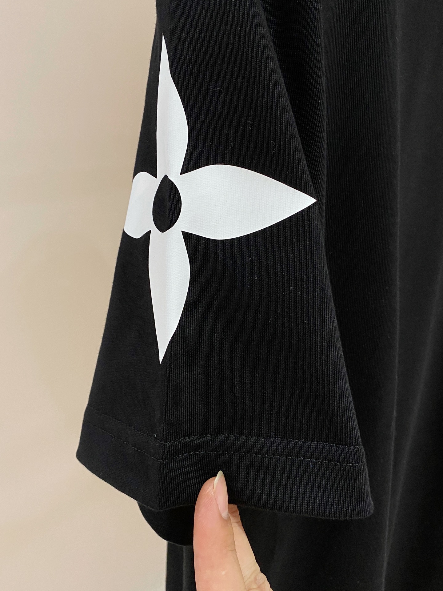 ssLV纯棉最新面料经典标识图案logo时尚简约潮流短袖，最顶级的品质专柜原单短袖，顶级制作工艺进口面料