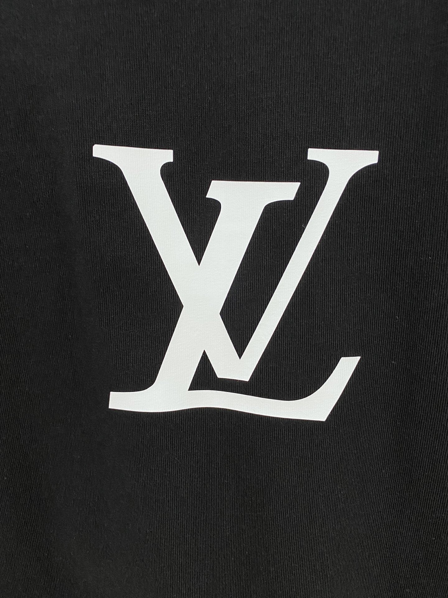 ssLV纯棉最新面料经典标识图案logo时尚简约潮流短袖，最顶级的品质专柜原单短袖，顶级制作工艺进口面料