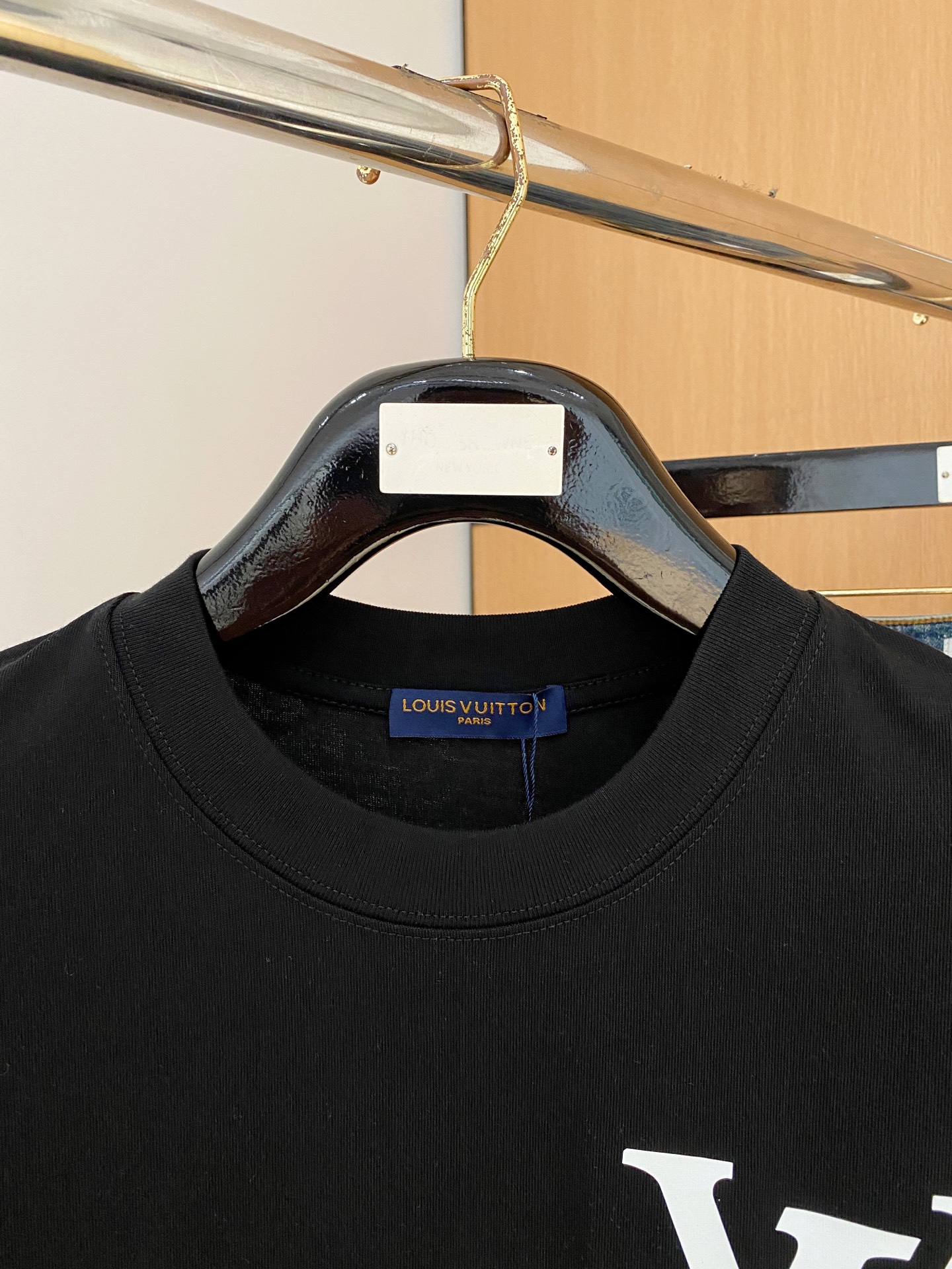 ssLV纯棉最新面料经典标识图案logo时尚简约潮流短袖，最顶级的品质专柜原单短袖，顶级制作工艺进口面料