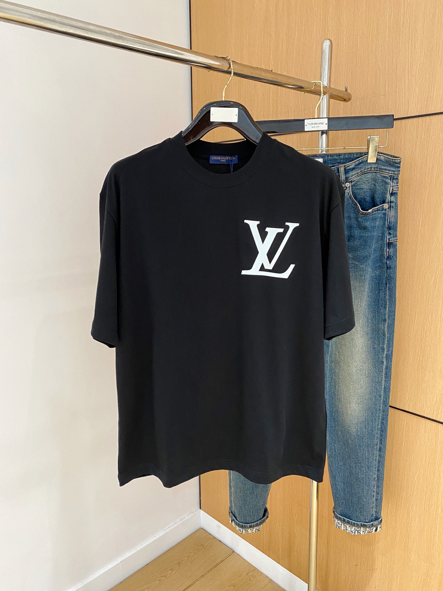 ssLV纯棉最新面料经典标识图案logo时尚简约潮流短袖，最顶级的品质专柜原单短袖，顶级制作工艺进口面料