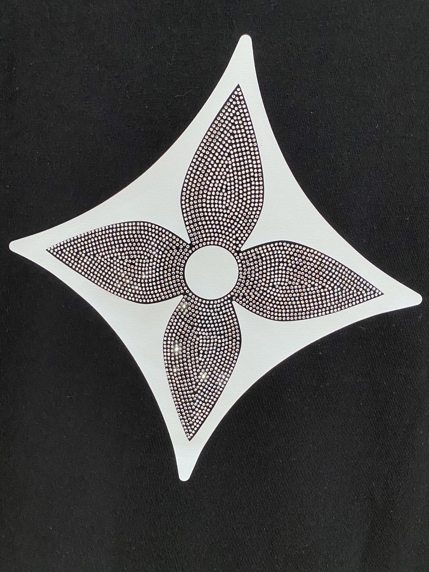 ssLV纯棉最新面料经典标识图案logo时尚简约潮流短袖，最顶级的品质专柜原单短袖，顶级制作工艺进口面料