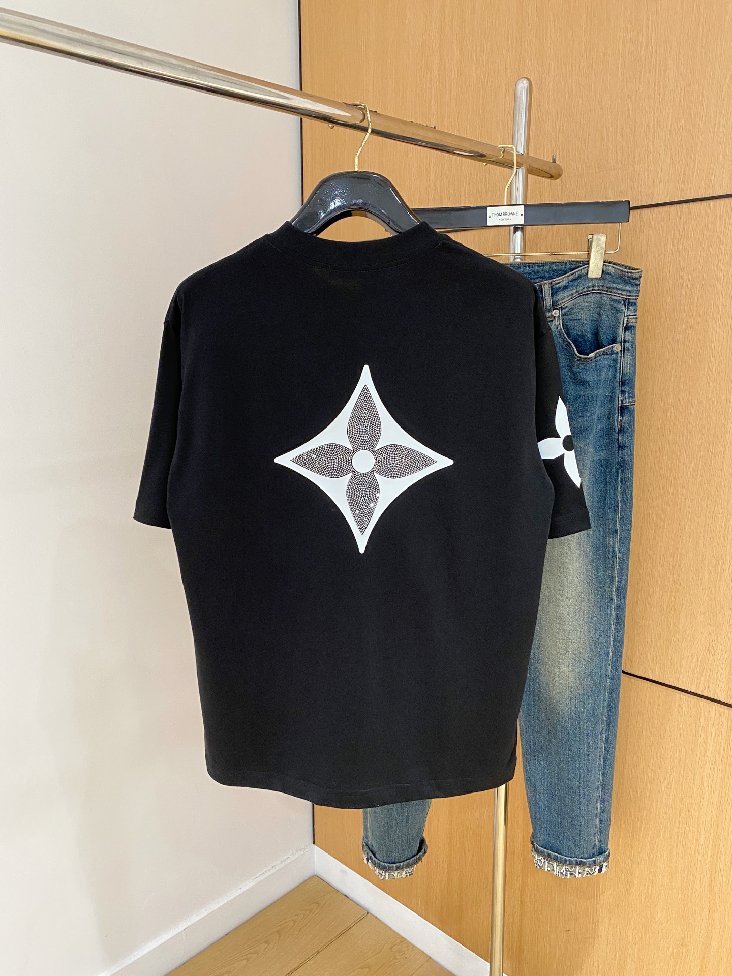 ssLV纯棉最新面料经典标识图案logo时尚简约潮流短袖，最顶级的品质专柜原单短袖，顶级制作工艺进口面料