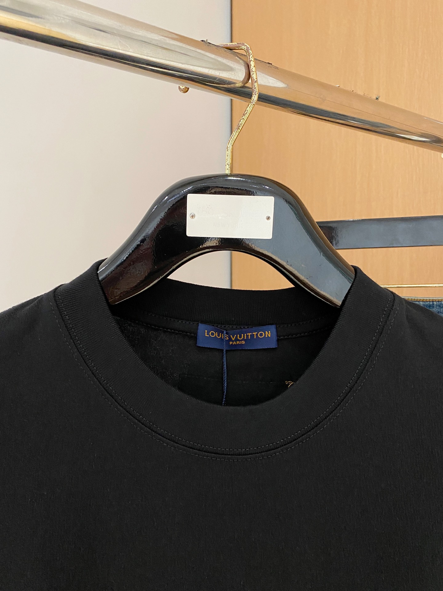 ssLV纯棉最新面料经典标识图案logo时尚简约潮流短袖，最顶级的品质专柜原单短袖，顶级制作工艺进口面料