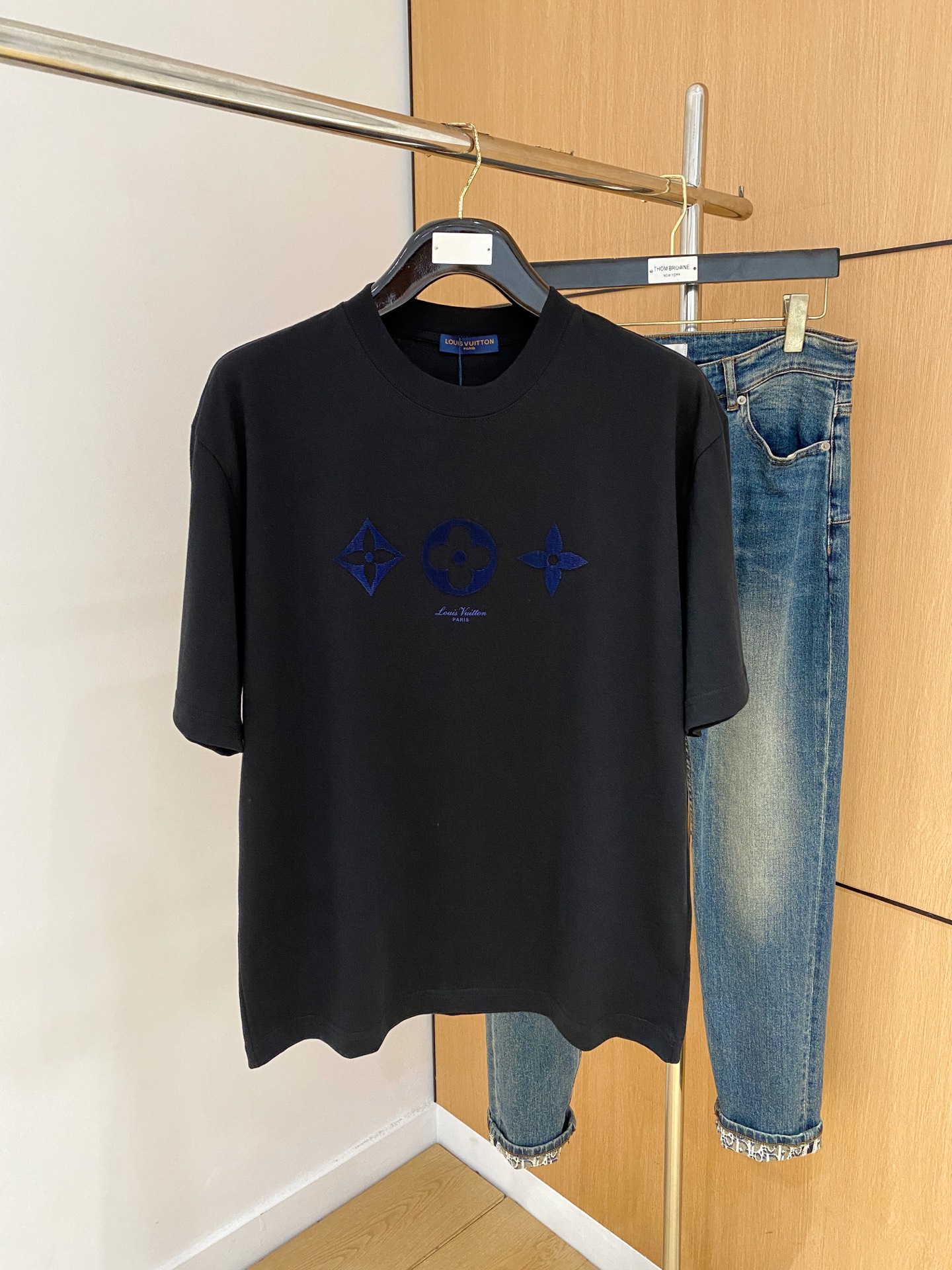 ssLV纯棉最新面料经典标识图案logo时尚简约潮流短袖，最顶级的品质专柜原单短袖，顶级制作工艺进口面料