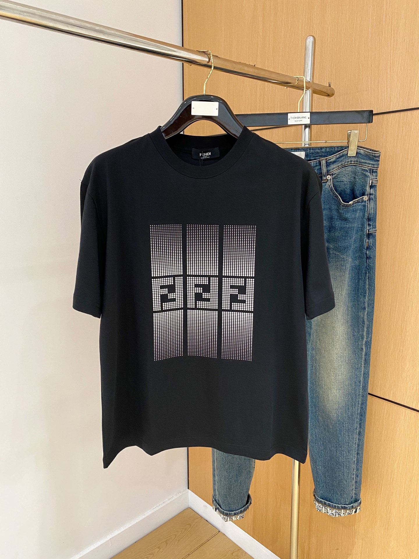 NO:485923,Ss Fendi pure cotton latest fabric classic logo pattern logo fashionable simple trendy short sleeves, top quality counter original single short sleeves, top production craft imported fabrics, unique design of counter style, using imported high-end customized fabrics. The official website is on sale!  Excellent fabric pattern, size..Black and white M-3XL,,fendi,T-shirt,alexander wang19860909ss芬迪纯棉最新面料经典标识图案logo时尚简约潮流短袖,最顶级的品质专柜原单短袖,顶级制作工艺进口面料,专柜款独特设计,采用进口高端订制面料.官网在售！面料版型超赞 码数..黑白色 M-3XL,,fendi,T-shirt,alexander wang,Men's clothing