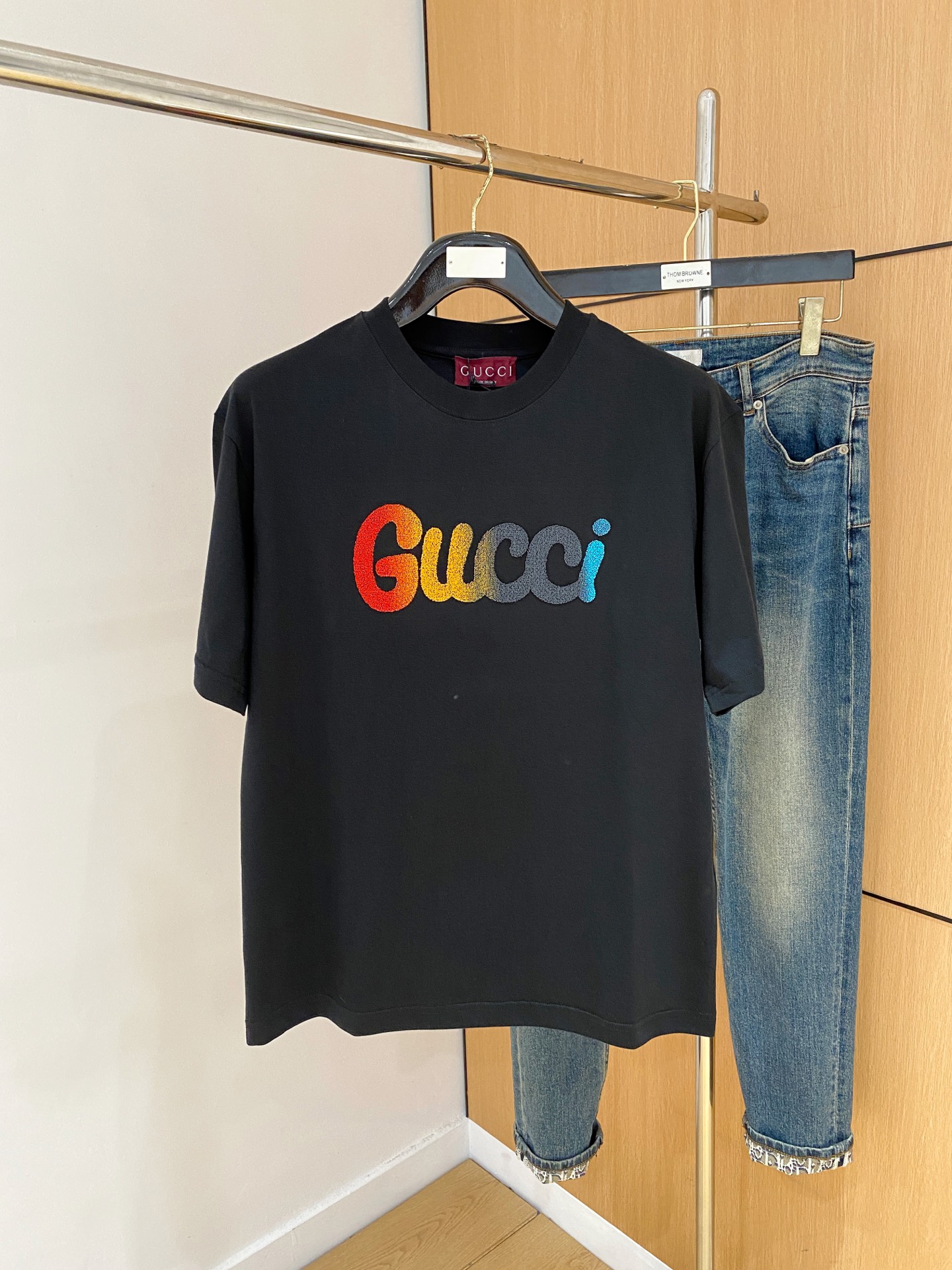 NO:485910,Ss Gucci pure cotton latest fabric classic logo pattern logo fashionable simple trendy short sleeves, top quality counter original single short sleeves, top production craft imported fabrics, unique design of counter style, using imported high-end customized fabrics. The official website is on sale!  Excellent fabric pattern, size..Black and white M-3XL, gucci, T-shirt, alexander wang19860909ss古驰纯棉最新面料经典标识图案logo时尚简约潮流短袖,最顶级的品质专柜原单短袖,顶级制作工艺进口面料,专柜款独特设计,采用进口高端订制面料.官网在售！面料版型超赞 码数..黑白色 M-3XL,,gucci,T-shirt,alexander wang,Men's clothing