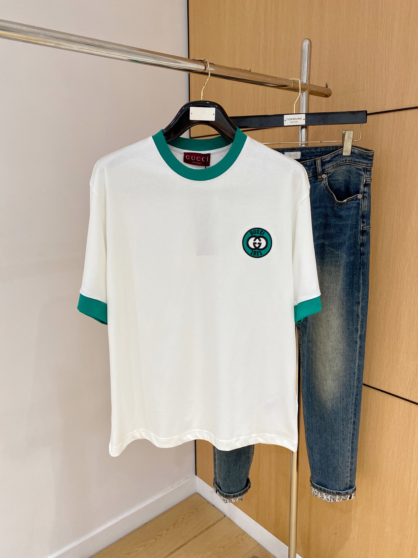 NO:506189,Ss Gucci pure cotton latest fabric classic logo pattern logo fashionable simple trendy short sleeves, top quality counter original single short sleeves, top production craft imported fabrics, unique design of counter style, using imported high-end customized fabrics. The official website is on sale!  Excellent fabric fit, size..Black and white M-2XL, gucci, T-shirt, alexander wang19860909ss古驰纯棉最新面料经典标识图案logo时尚简约潮流短袖,最顶级的品质专柜原单短袖,顶级制作工艺进口面料,专柜款独特设计,采用进口高端订制面料.官网在售！面料版型超赞 码数..黑白色 M-2XL,,gucci,T-shirt,alexander wang,Men's clothing