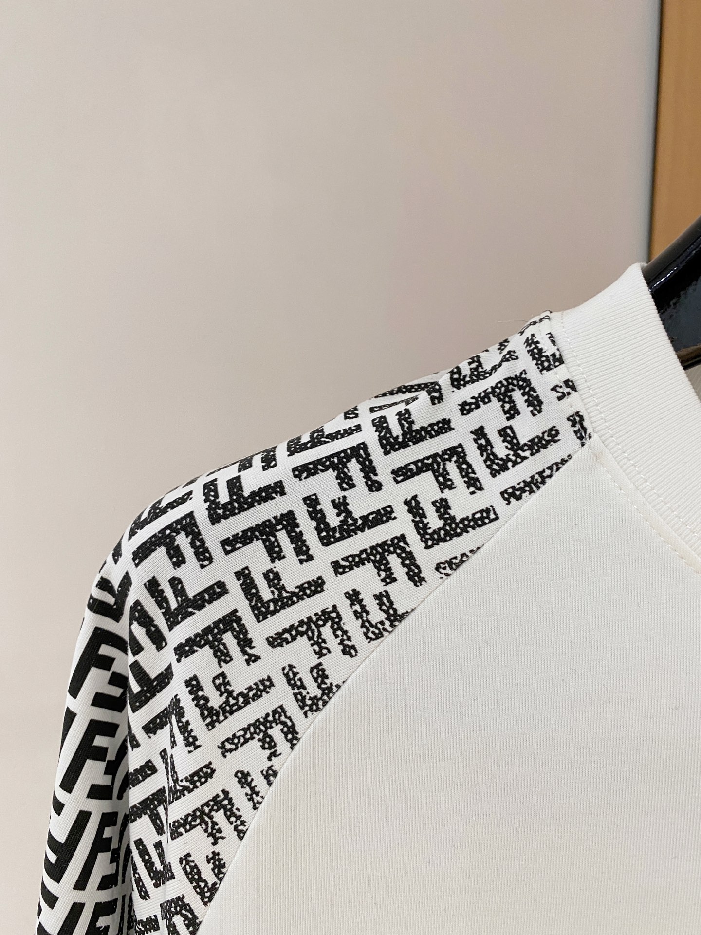 ss芬迪纯棉最新面料经典标识图案logo时尚简约潮流短袖，最顶级的品质专柜原单短袖，顶级制作工艺进口面料