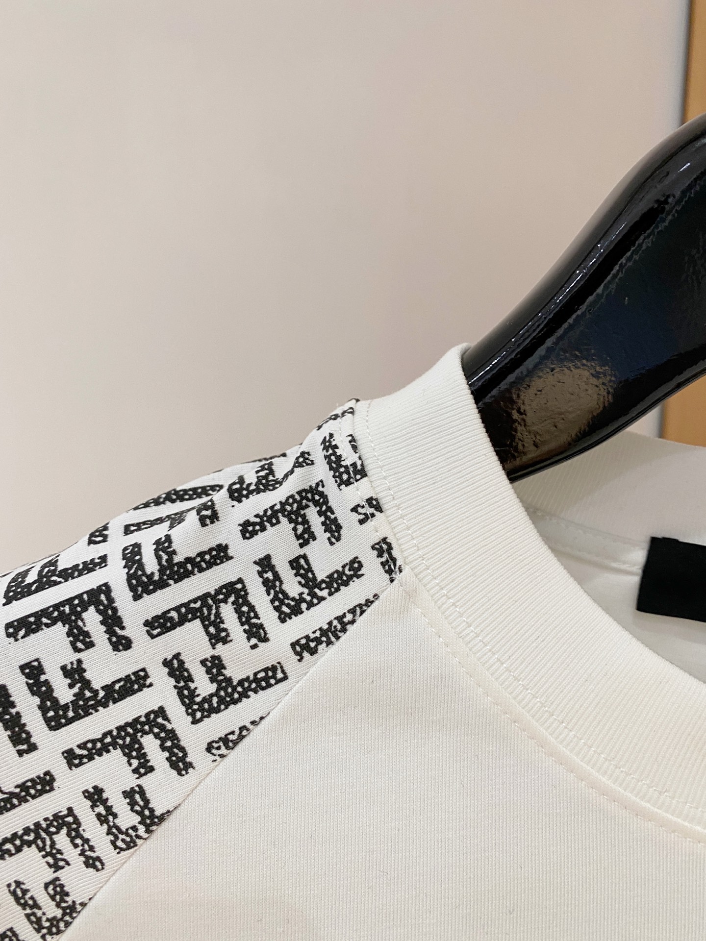 ss芬迪纯棉最新面料经典标识图案logo时尚简约潮流短袖，最顶级的品质专柜原单短袖，顶级制作工艺进口面料