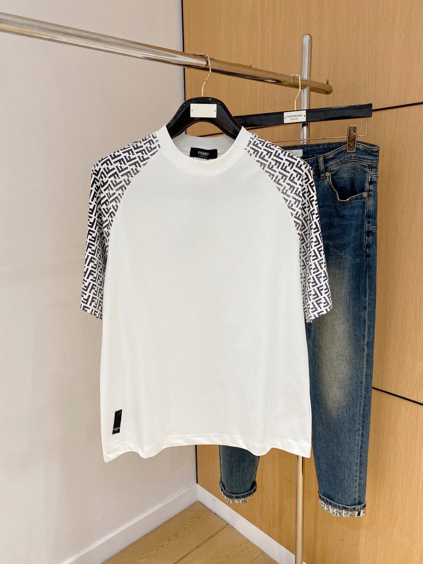 NO:506193,Ss Fendi pure cotton latest fabric classic logo pattern logo fashionable simple trendy short sleeves, top quality counter original single short sleeves, top production craft imported fabrics, unique design of counter style, using imported high-end customized fabrics. The official website is on sale!  Excellent fabric pattern, size..Black and white M-2XL,,fendi,T-shirt,alexander wang19860909ss芬迪纯棉最新面料经典标识图案logo时尚简约潮流短袖,最顶级的品质专柜原单短袖,顶级制作工艺进口面料,专柜款独特设计,采用进口高端订制面料.官网在售！面料版型超赞 码数..黑白色 M-2XL,,fendi,T-shirt,alexander wang,Men's clothing