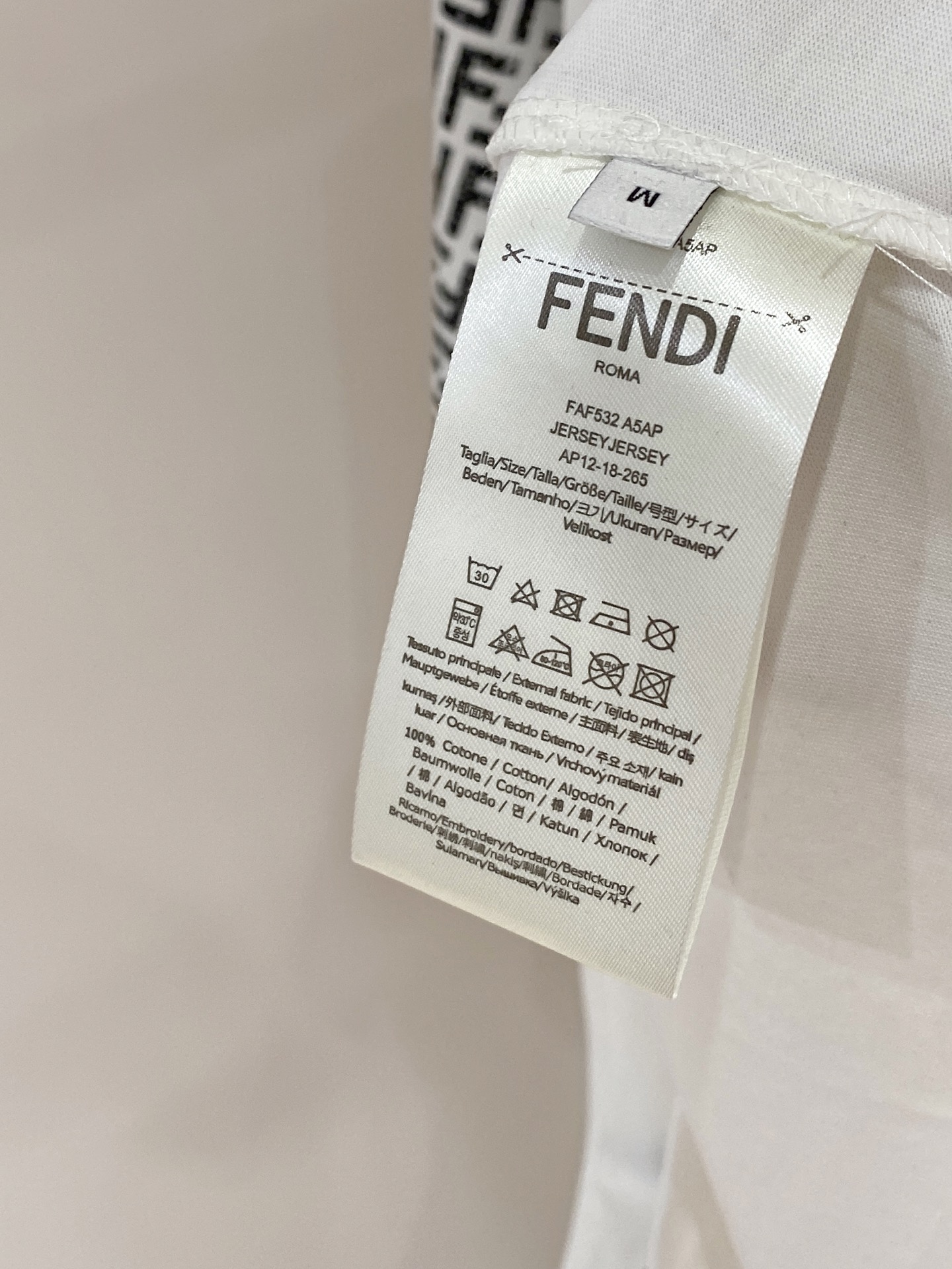 ss芬迪纯棉最新面料经典标识图案logo时尚简约潮流短袖，最顶级的品质专柜原单短袖，顶级制作工艺进口面料