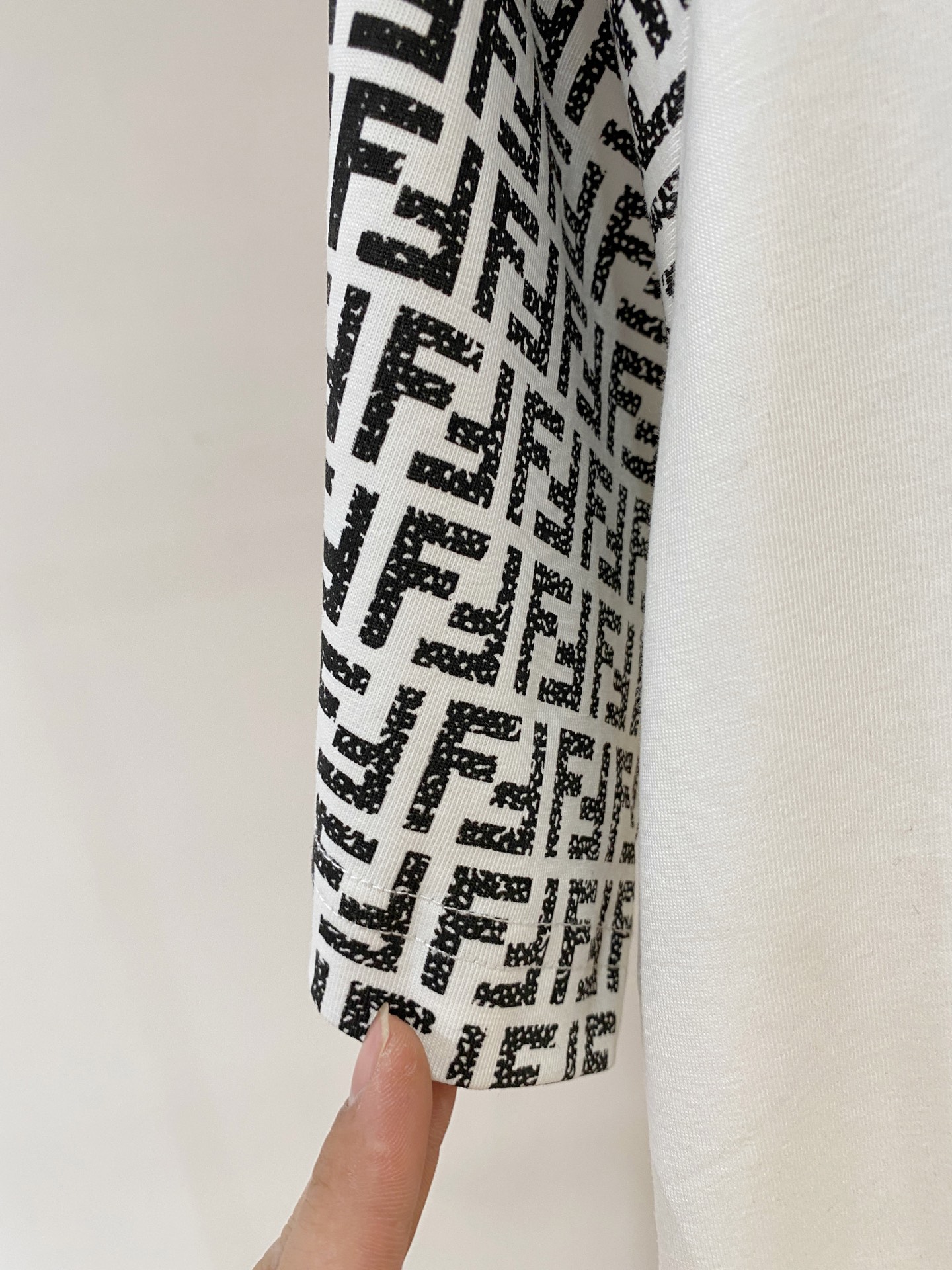 ss芬迪纯棉最新面料经典标识图案logo时尚简约潮流短袖，最顶级的品质专柜原单短袖，顶级制作工艺进口面料