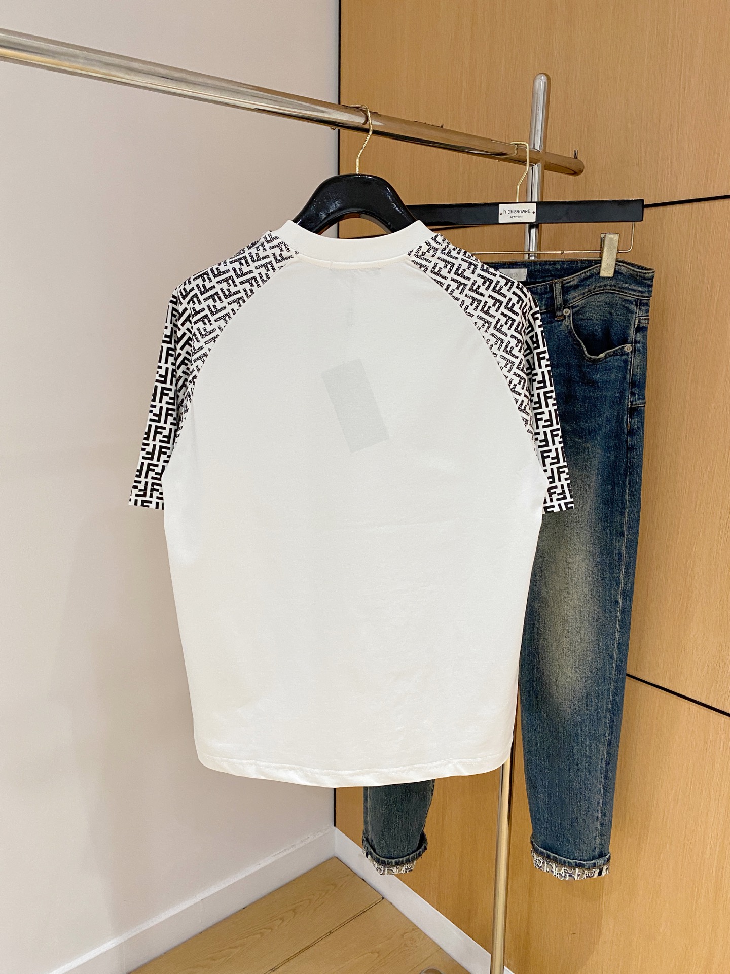 ss芬迪纯棉最新面料经典标识图案logo时尚简约潮流短袖，最顶级的品质专柜原单短袖，顶级制作工艺进口面料