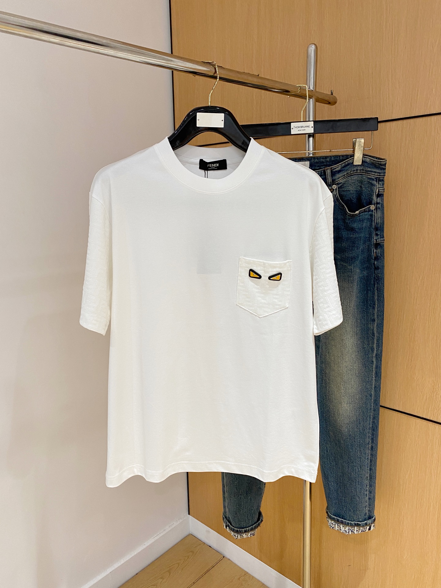 NO:485941,Ss Fendi pure cotton latest fabric classic logo pattern logo fashionable simple trendy short sleeves, the top quality counter original single short sleeves, top production craft imported fabrics, unique design of the counter model, using imported high-end customized fabrics. The official website is on sale!  Excellent fabric pattern, size..Black and white M-3XL,,fendi,T-shirt,alexander wang19860909ss芬迪纯棉最新面料经典标识图案logo时尚简约潮流短袖,最顶级的品质专柜原单短袖,顶级制作工艺进口面料,专柜款独特设计,采用进口高端订制面料.官网在售！面料版型超赞 码数..黑白色 M-3XL,,fendi,T-shirt,alexander wang,Men's clothing