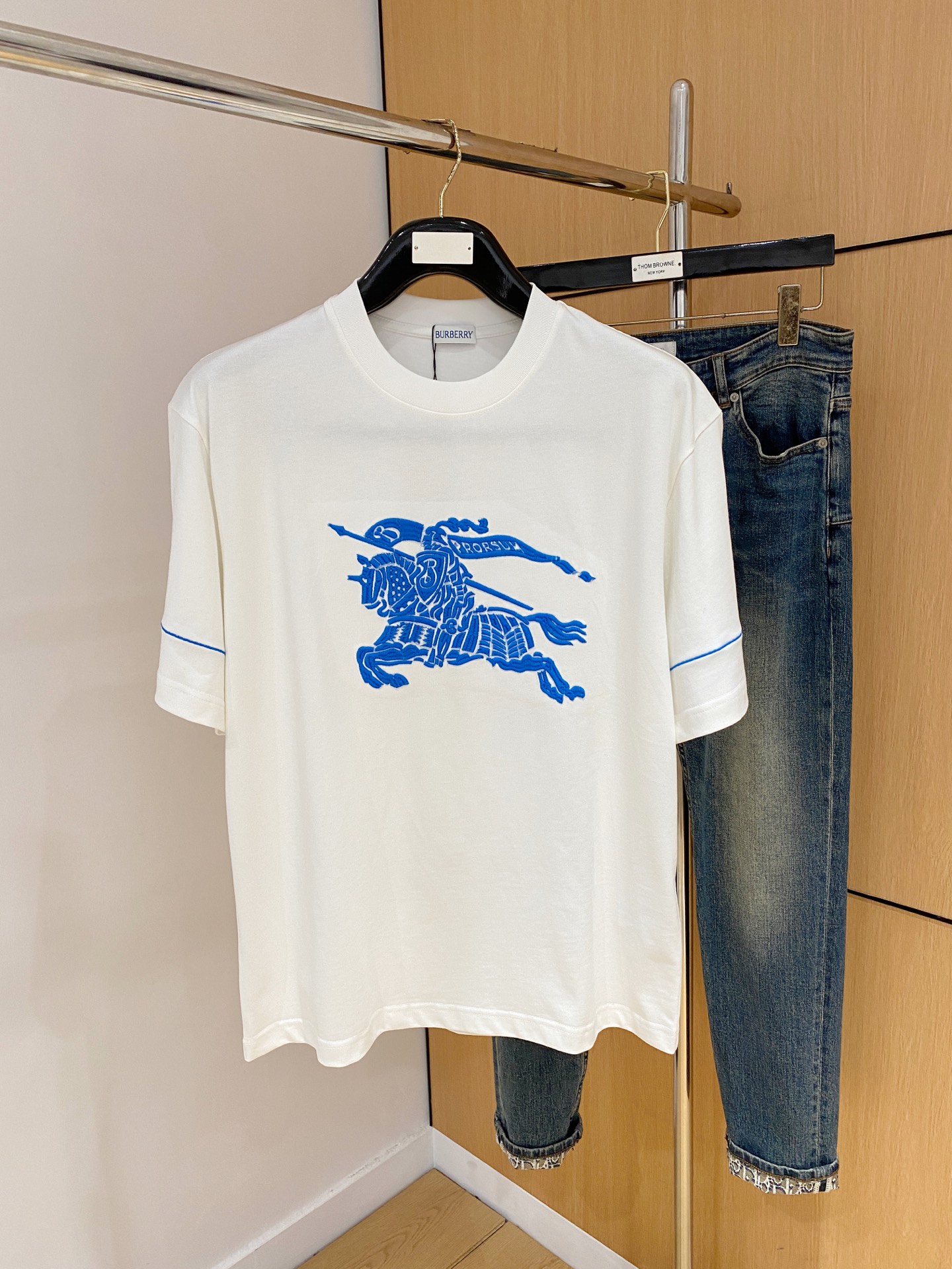 NO:506196,Ss Burberry pure cotton latest fabric classic logo pattern logo fashionable simple trendy short sleeves, top quality counter original single short sleeves, top production craft imported fabrics, unique design of counter style, using imported high-end customized fabrics. The official website is on sale!  Excellent fabric fit, size..Black and white M-2XL, burberry, T-shirt, alexander wang19860909ss巴宝莉纯棉最新面料经典标识图案logo时尚简约潮流短袖,最顶级的品质专柜原单短袖,顶级制作工艺进口面料,专柜款独特设计,采用进口高端订制面料.官网在售！面料版型超赞 码数..黑白色 M-2XL,,burberry,T-shirt,alexander wang,Men's clothing