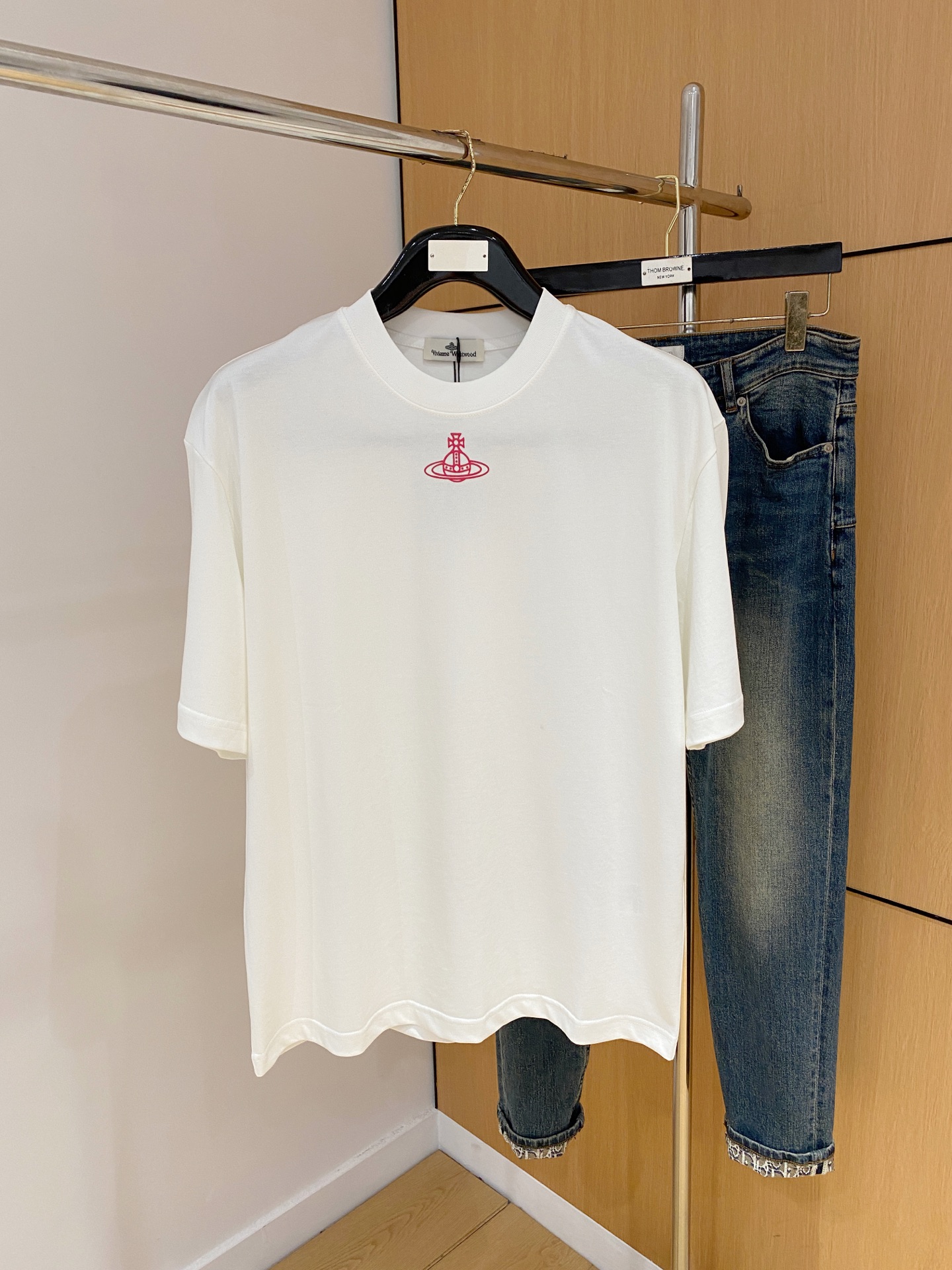 NO:506200,The latest fabric of the Queen Mother of Ss, the classic logo pattern logo, fashionable simple trendy short sleeves, the top quality counter original single short sleeves, the top production process imported fabric, the unique design of the counter model, using imported high-end customized fabrics. The official website is on sale!  Excellent fabric fit, size..Black and white M-2XL,,T-shirt,alexander wang19860909ss西太后纯棉最新面料经典标识图案logo时尚简约潮流短袖,最顶级的品质专柜原单短袖,顶级制作工艺进口面料,专柜款独特设计,采用进口高端订制面料.官网在售！面料版型超赞 码数..黑白色 M-2XL,,T-shirt,alexander wang,Men's clothing