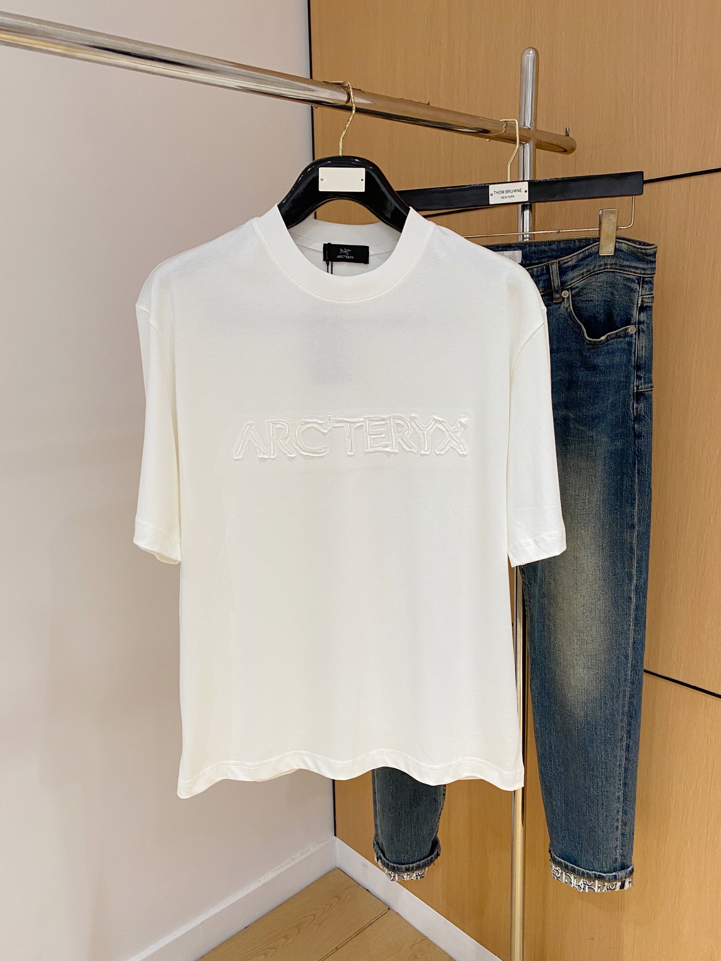 NO:506204,The latest fabric of Ss Archaeoptera pure cotton, classic logo, logo, fashionable, simple and trendy short sleeves, the top quality counter original single short sleeves, the top production process imported fabric, the unique design of the counter model, using imported high-end customized fabrics. The official website is on sale!  Fabric style, size..Black and white M-2XL,arc'teryx,T-shirt,alexander wang19860909ss始祖鸟纯棉最新面料经典标识图案logo时尚简约潮流短袖,最顶级的品质专柜原单短袖,顶级制作工艺进口面料,专柜款独特设计,采用进口高端订制面料.官网在售！面料版型超赞 码数..黑白色 M-2XL,arc'teryx,T-shirt,alexander wang,Men's clothing