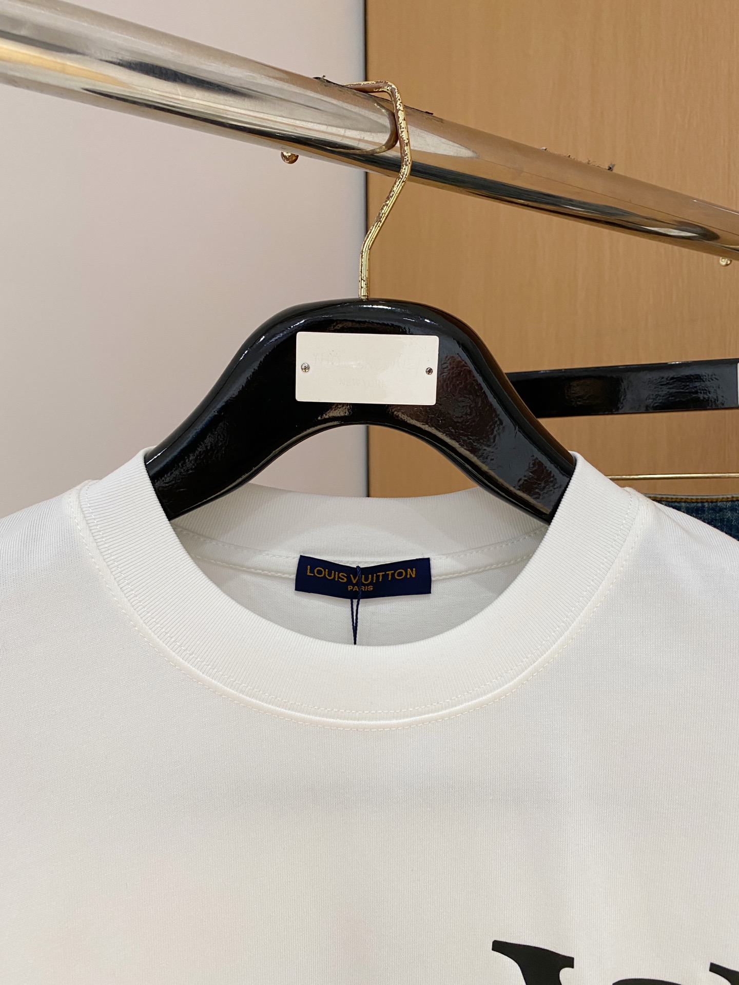 ssLV纯棉最新面料经典标识图案logo时尚简约潮流短袖，最顶级的品质专柜原单短袖，顶级制作工艺进口面料