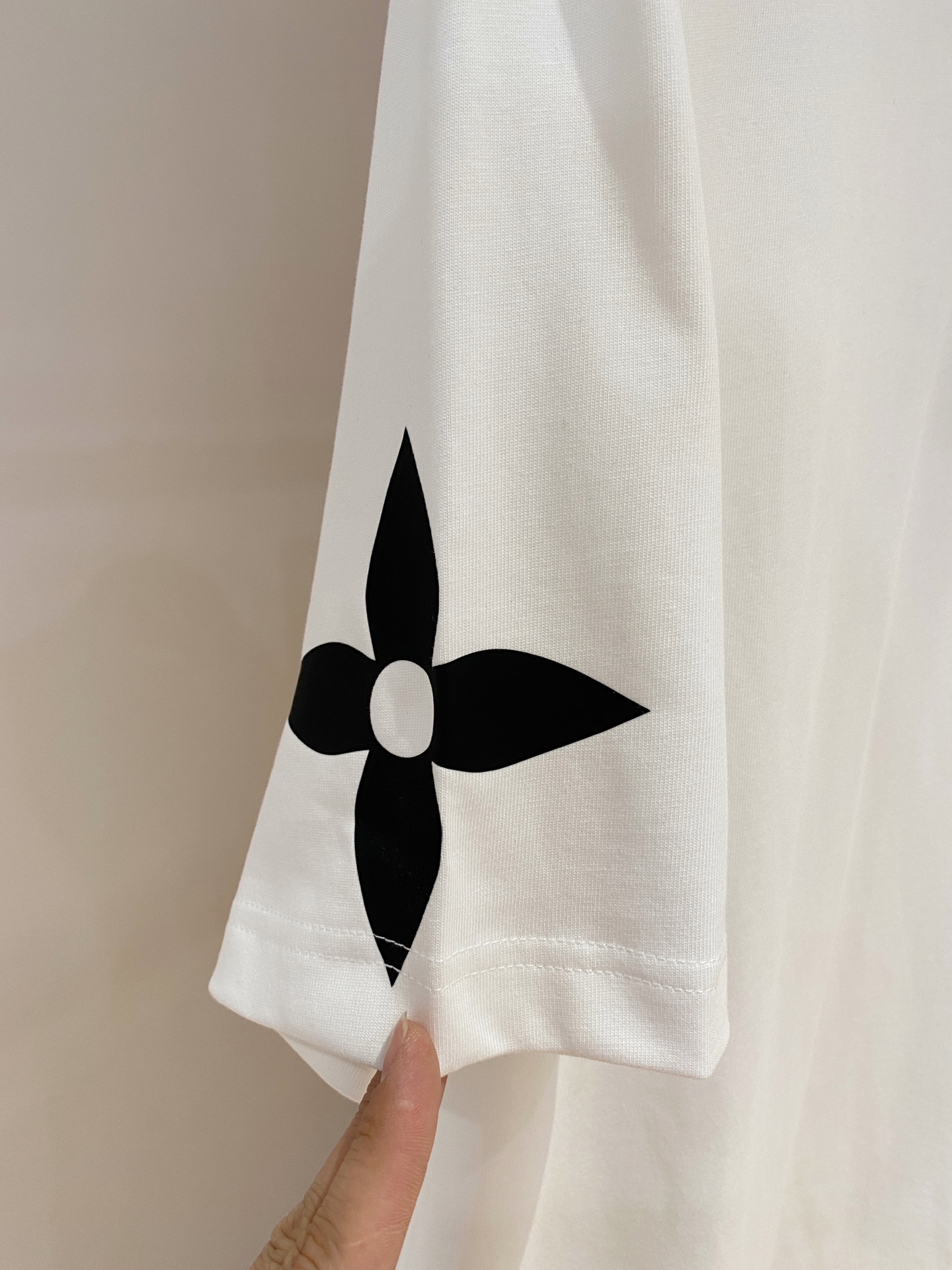 ssLV纯棉最新面料经典标识图案logo时尚简约潮流短袖，最顶级的品质专柜原单短袖，顶级制作工艺进口面料