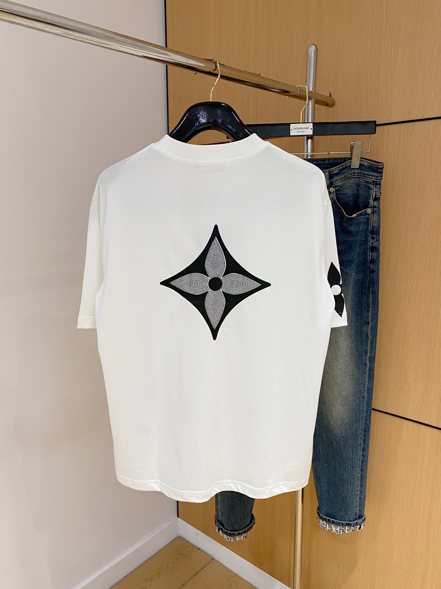 ssLV纯棉最新面料经典标识图案logo时尚简约潮流短袖，最顶级的品质专柜原单短袖，顶级制作工艺进口面料