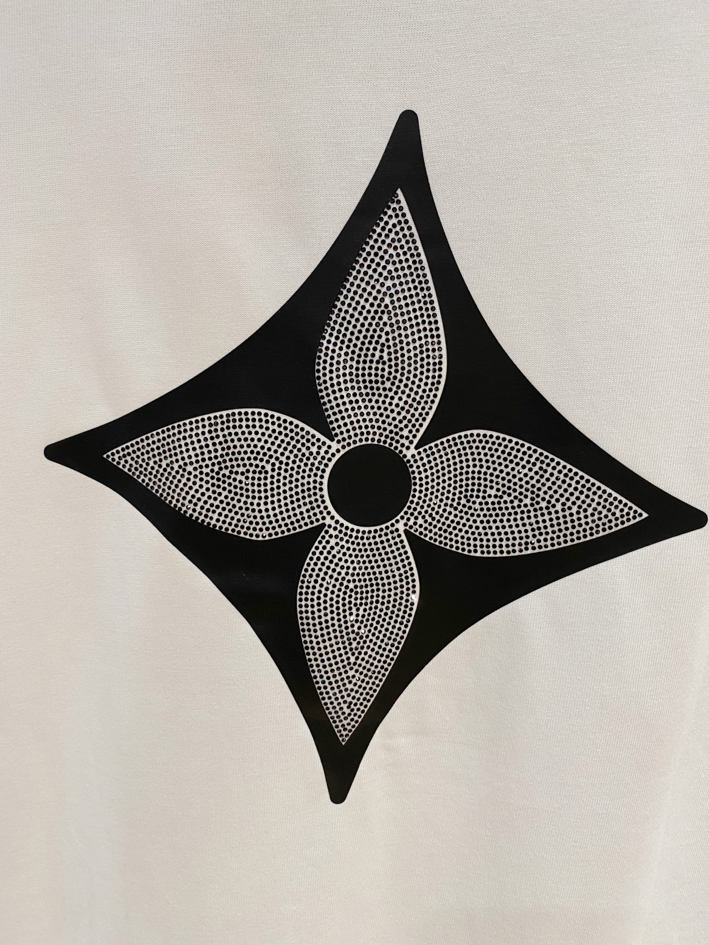 ssLV纯棉最新面料经典标识图案logo时尚简约潮流短袖，最顶级的品质专柜原单短袖，顶级制作工艺进口面料