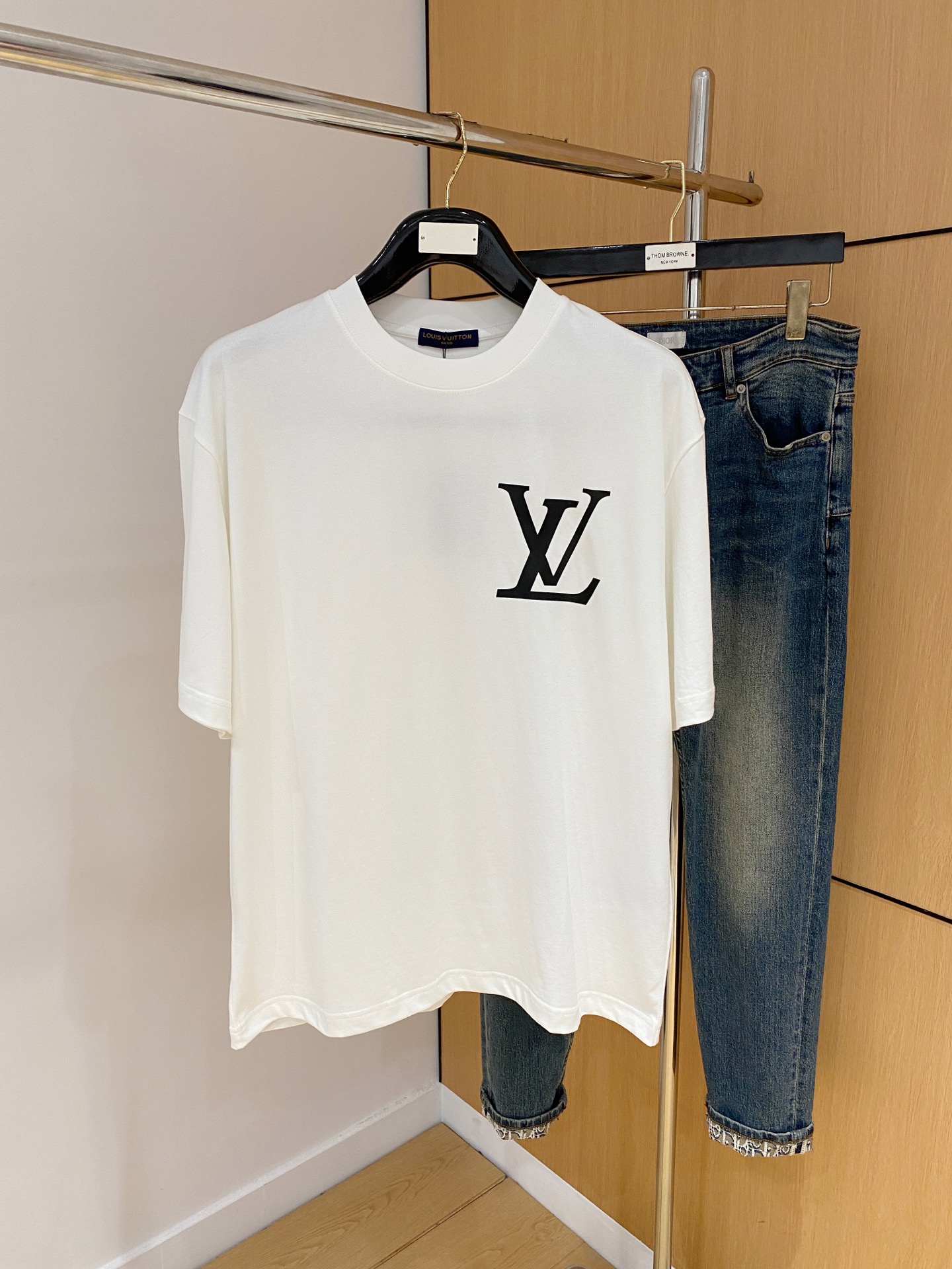 NO:451895,The latest ssLV pure cotton fabric, classic logo, logo, fashionable, simple and trendy short sleeves, the top quality counter original single short sleeves, the top production process imported fabric, the unique design of the counter model, using imported high-end customized fabrics. The official website is on sale!  Fabric style, size..Black and white M-2XL,,louis vuitton,T-shirt,alexander wang19860909ssLV纯棉最新面料经典标识图案logo时尚简约潮流短袖,最顶级的品质专柜原单短袖,顶级制作工艺进口面料,专柜款独特设计,采用进口高端订制面料.官网在售！面料版型超赞 码数..黑白色 M-2XL,,louis vuitton,T-shirt,alexander wang,Men's clothing